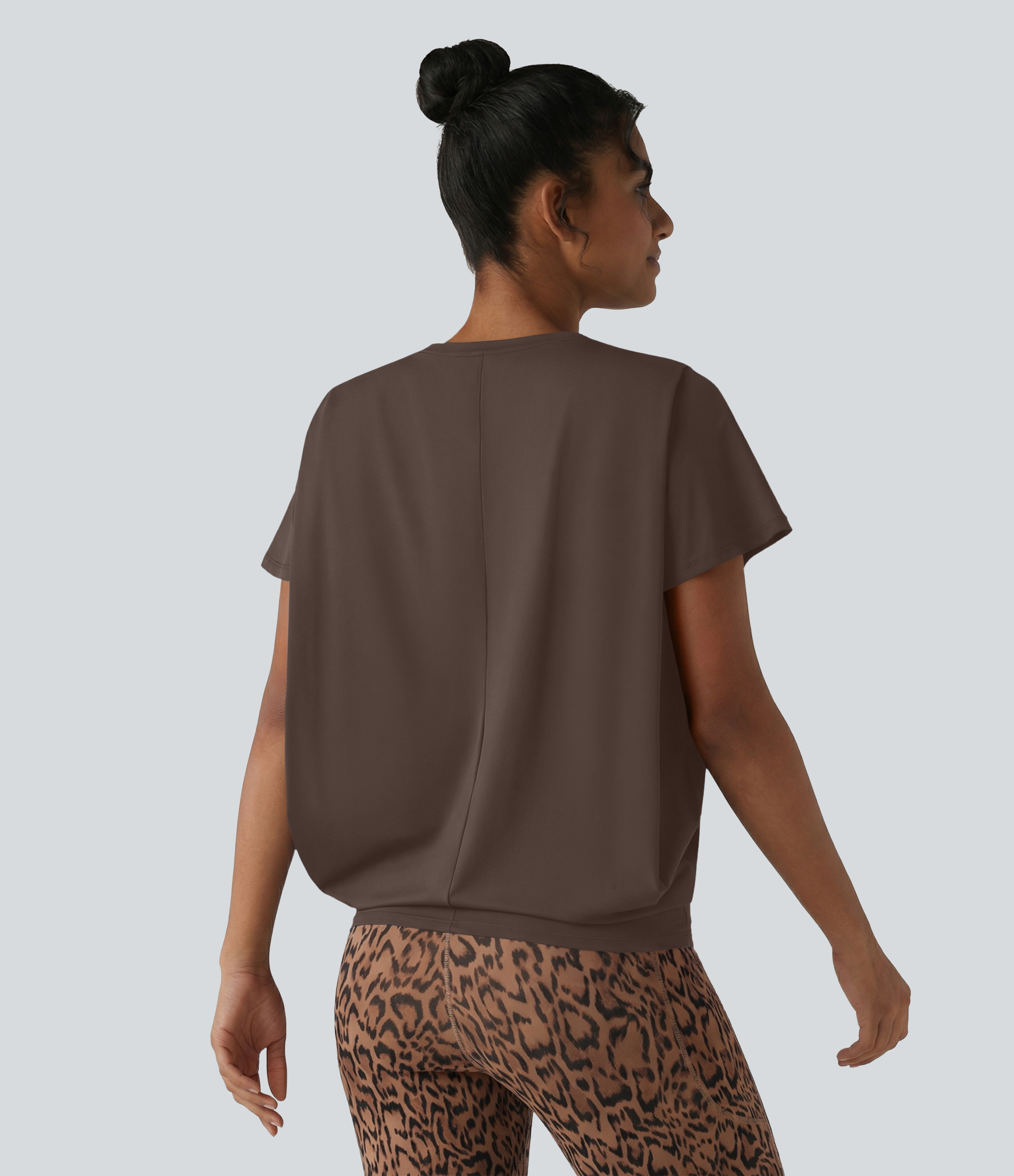 Chocolate Martini Gerafftes Yoga-Sport-Top mit Rundhalsausschnitt und kurzen Ärmeln - UPF50+ / 2