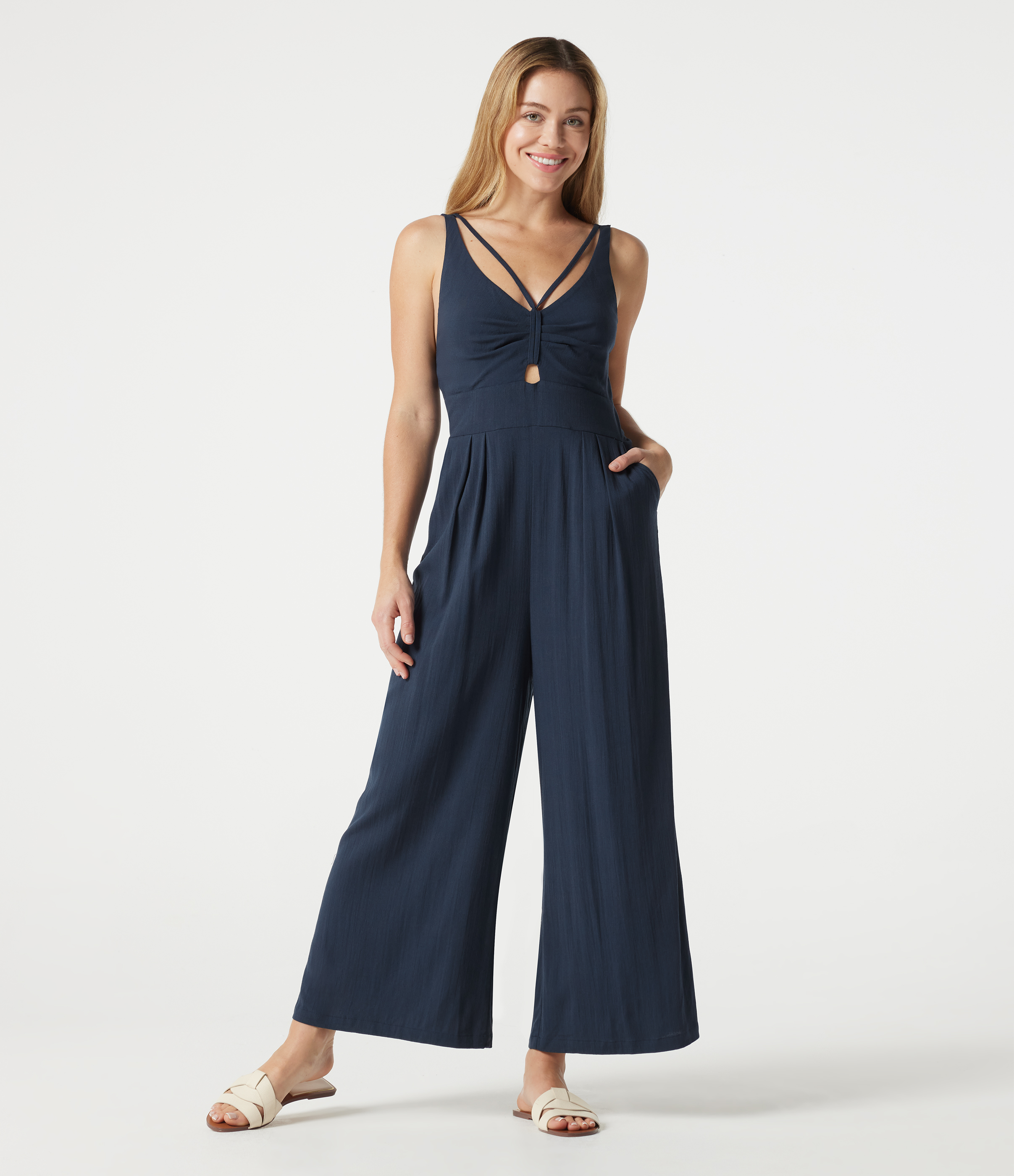 Ärmelloser, geraffter Jumpsuit mit V-Ausschnitt und Seitentaschen