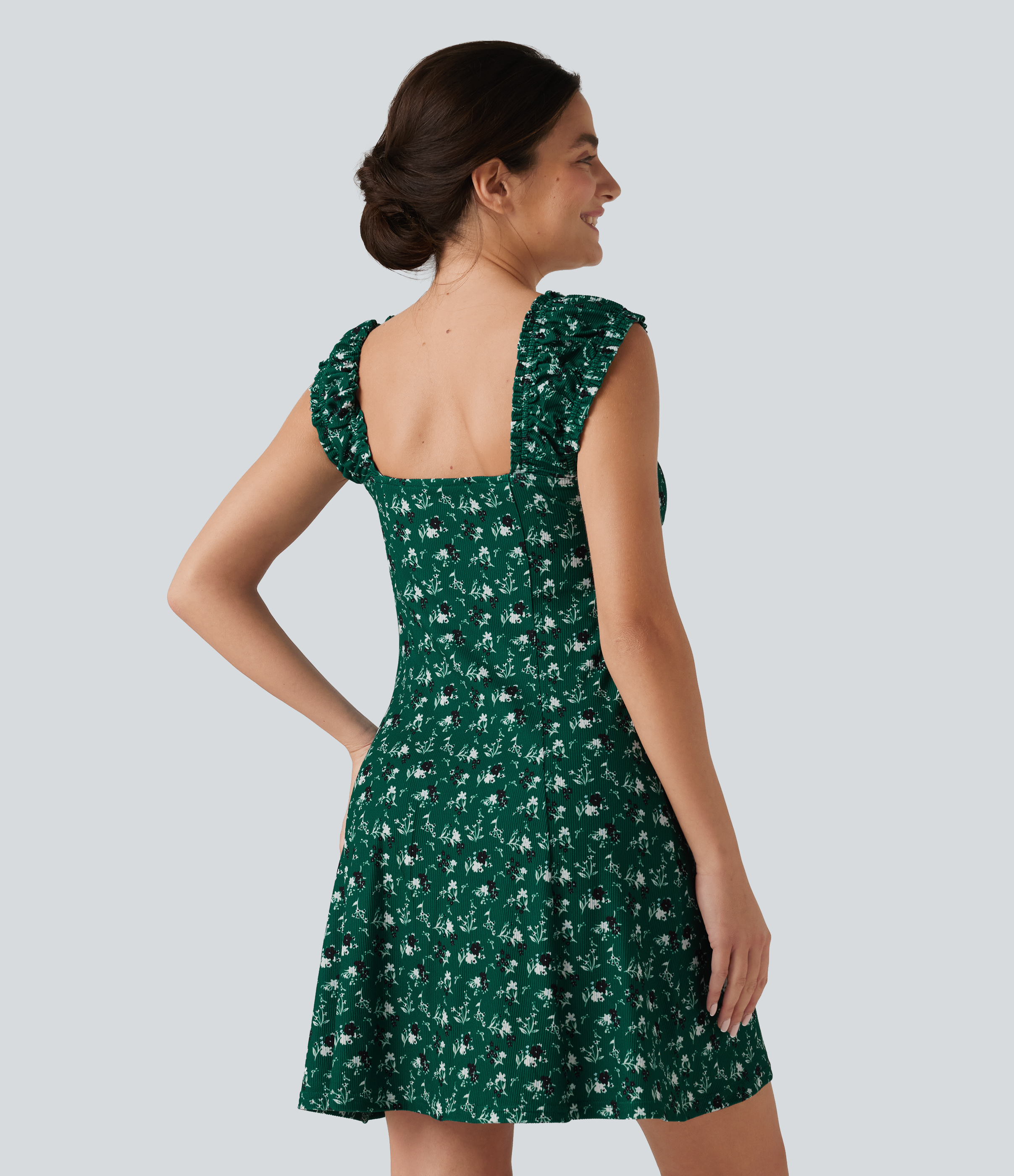 Meadow Sprig Green U-Ausschnitt, ärmelloses Mini-A-Linien-Resortkleid mit Rüsche, zierlichem Blumenprint und integriertem BH / 2