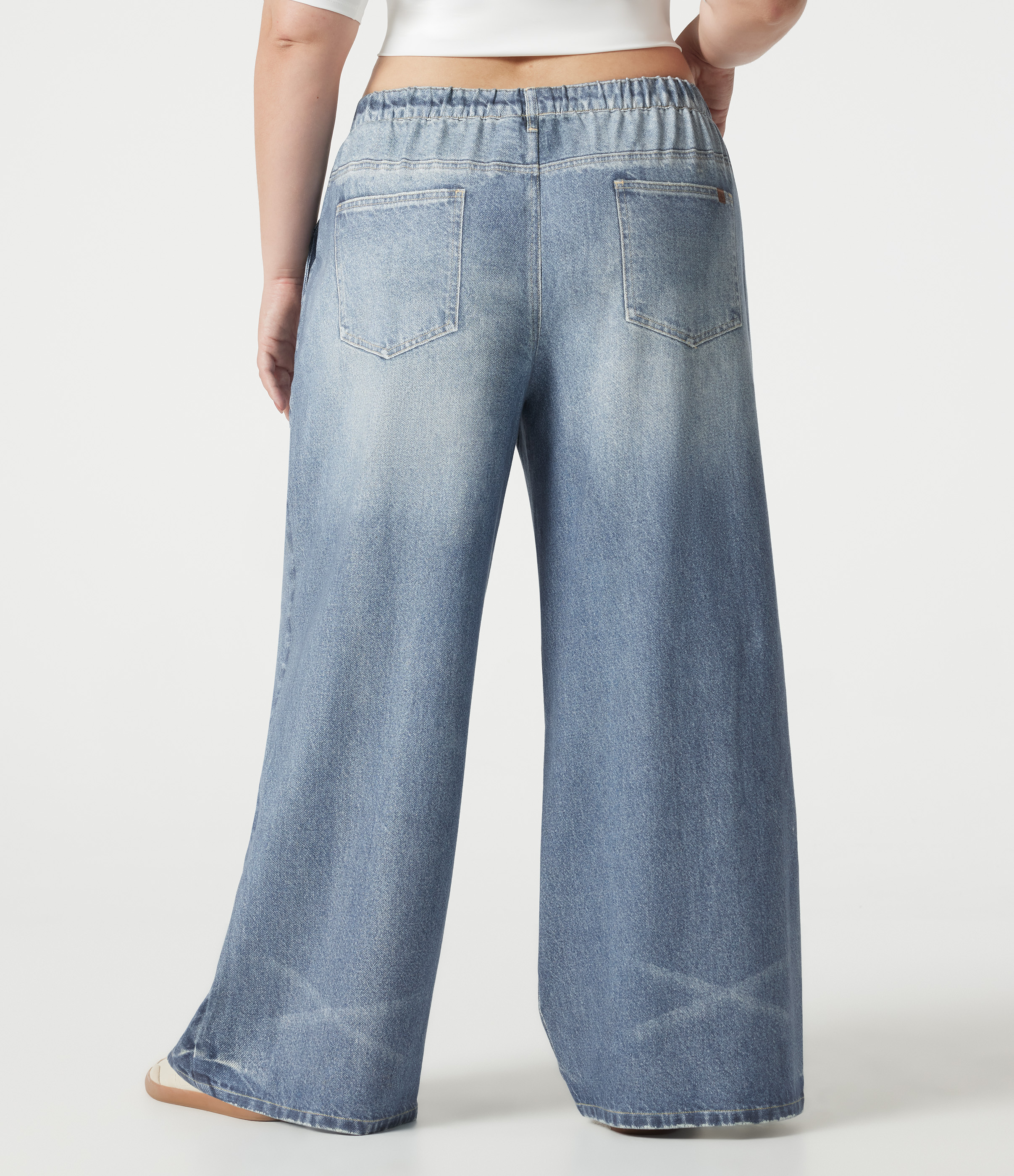 Light Ocean Denim Plus size midt i taljen sweatpants i French terry med denim-print — afslappede, jeans-lignende sweatpants med lommer / 2