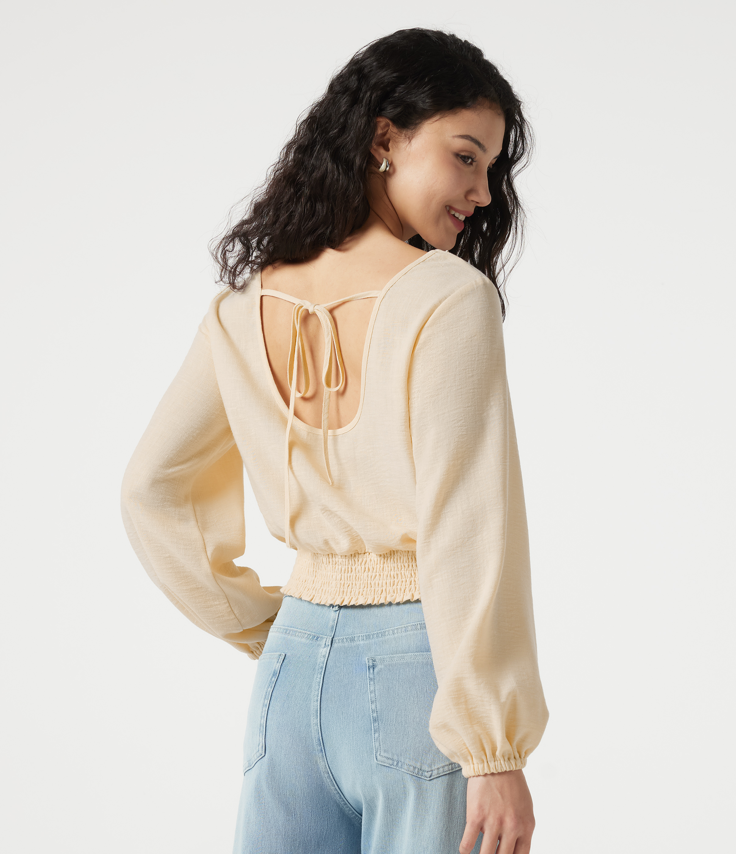 White Swan Bluse med firkantet udskæring, bindebånd bagpå, biskopærmer, blondepanel og rynkede detaljer — en afslappet bluse med linned-look. / 2