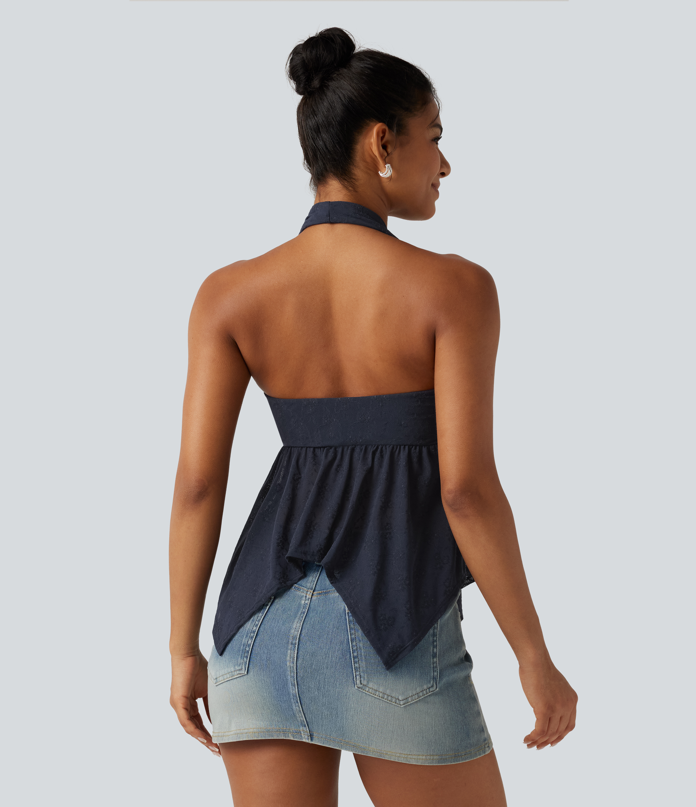 Mood Indigo Halter-Spitzenbluse, rückenfrei, mit Rüschensaum und integriertem BH – lässig / 2
