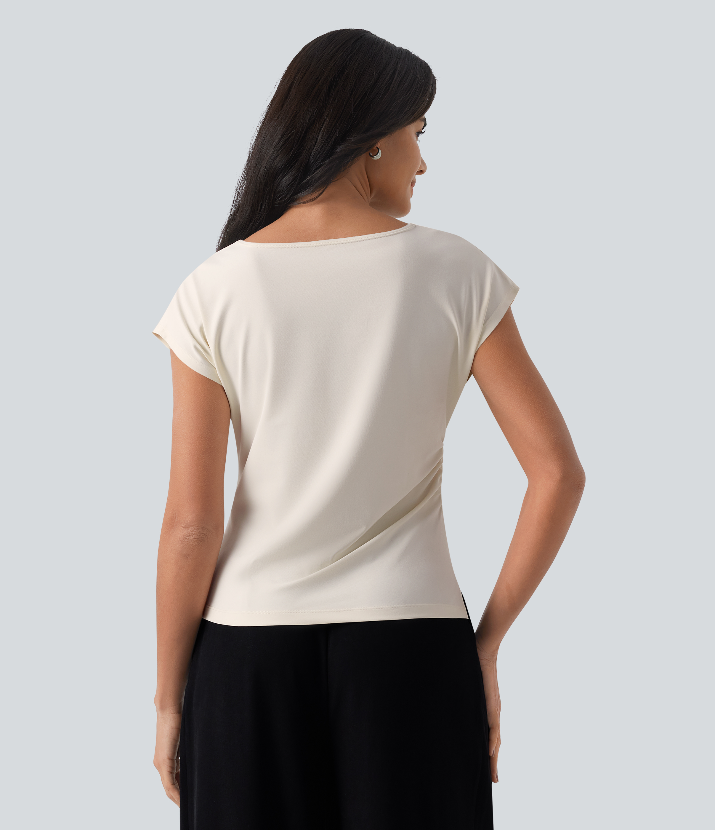 Whisper White Asymmetrische Business-Bluse mit Wasserfallkragen, kurzen Ärmeln, Raffung und geschlitztem Saum / 2