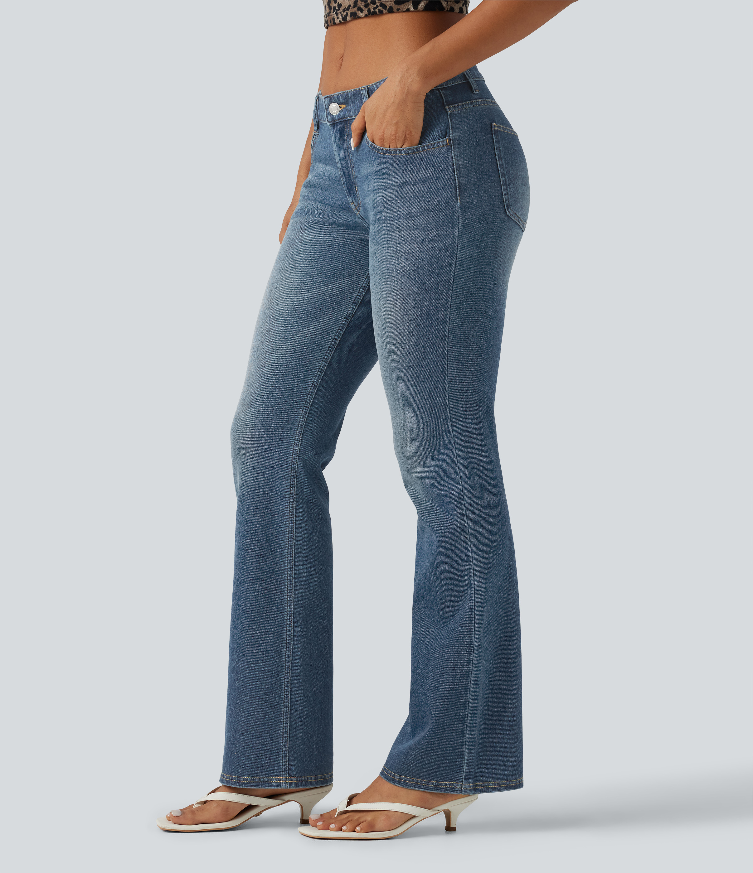 Halara Flex™ - Lässige, verwaschene Bootcut-Jeans mit niedrigem Bund und mehreren Taschen