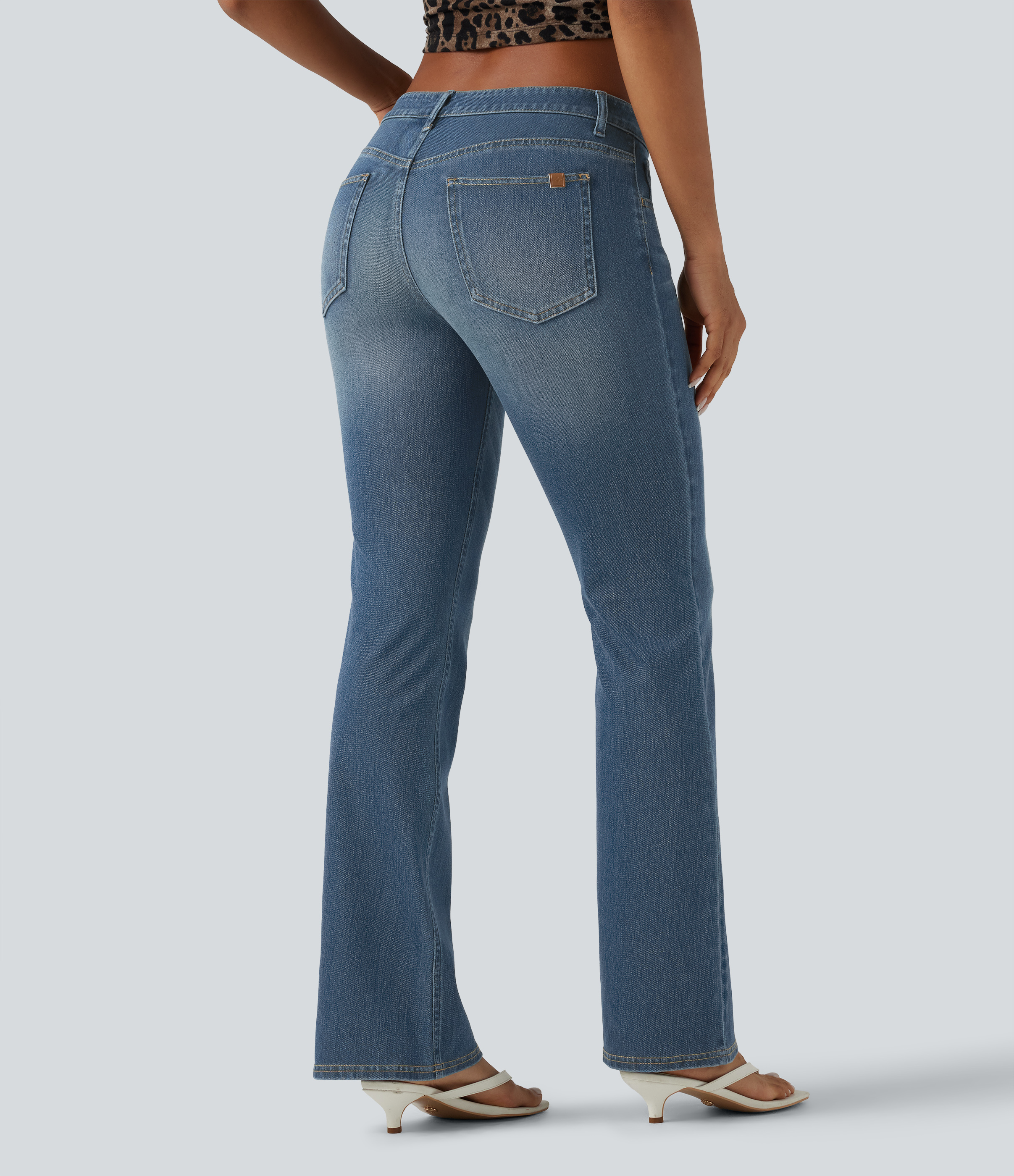 Coronet Blue Denim Halara Flex™ - Lässige, verwaschene Bootcut-Jeans mit niedrigem Bund und mehreren Taschen / 2