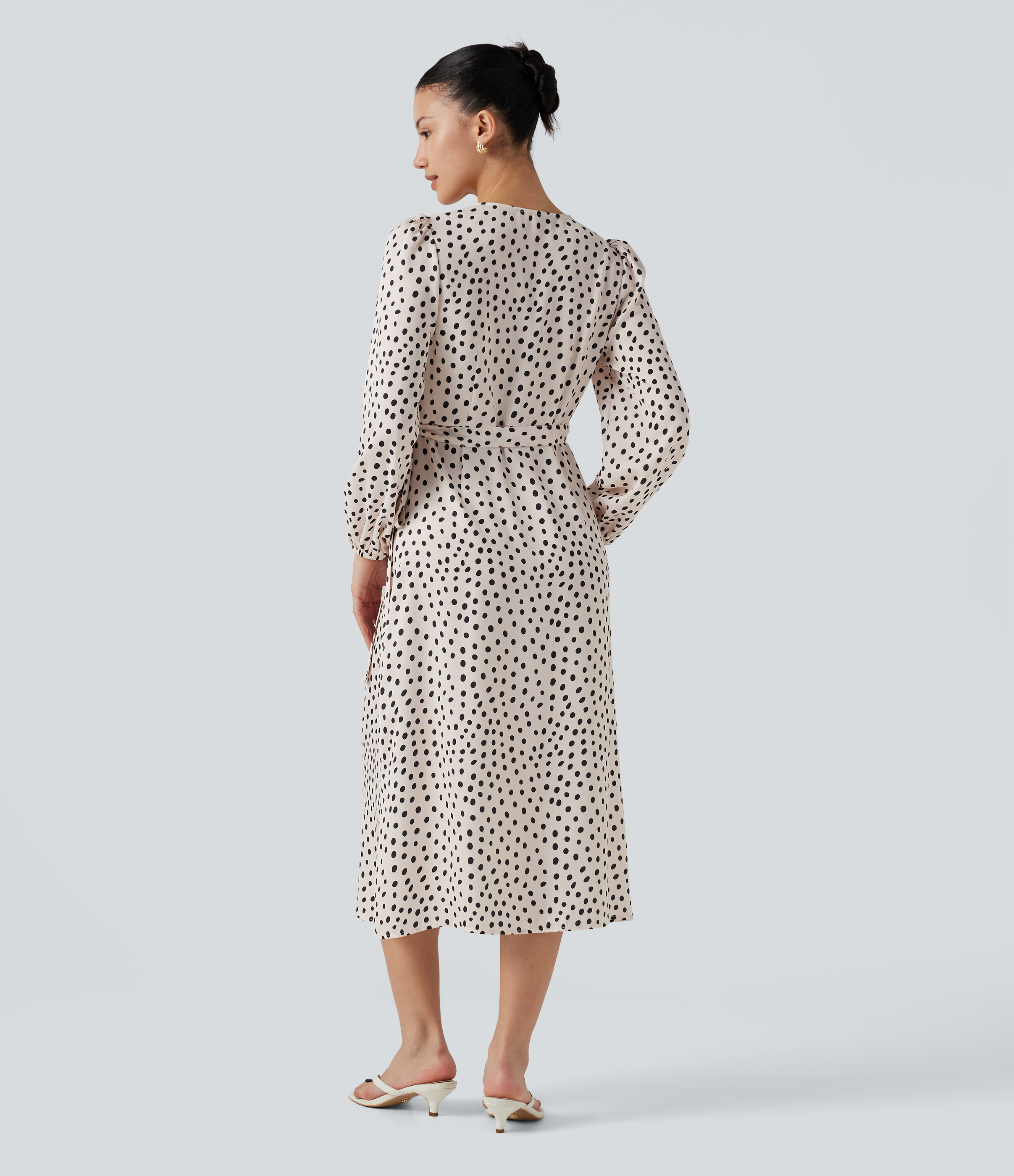Light Beige Polka Dots V-nyakú, átlapolt midi munkaruha, hosszú ujjakkal, pöttyös / 2