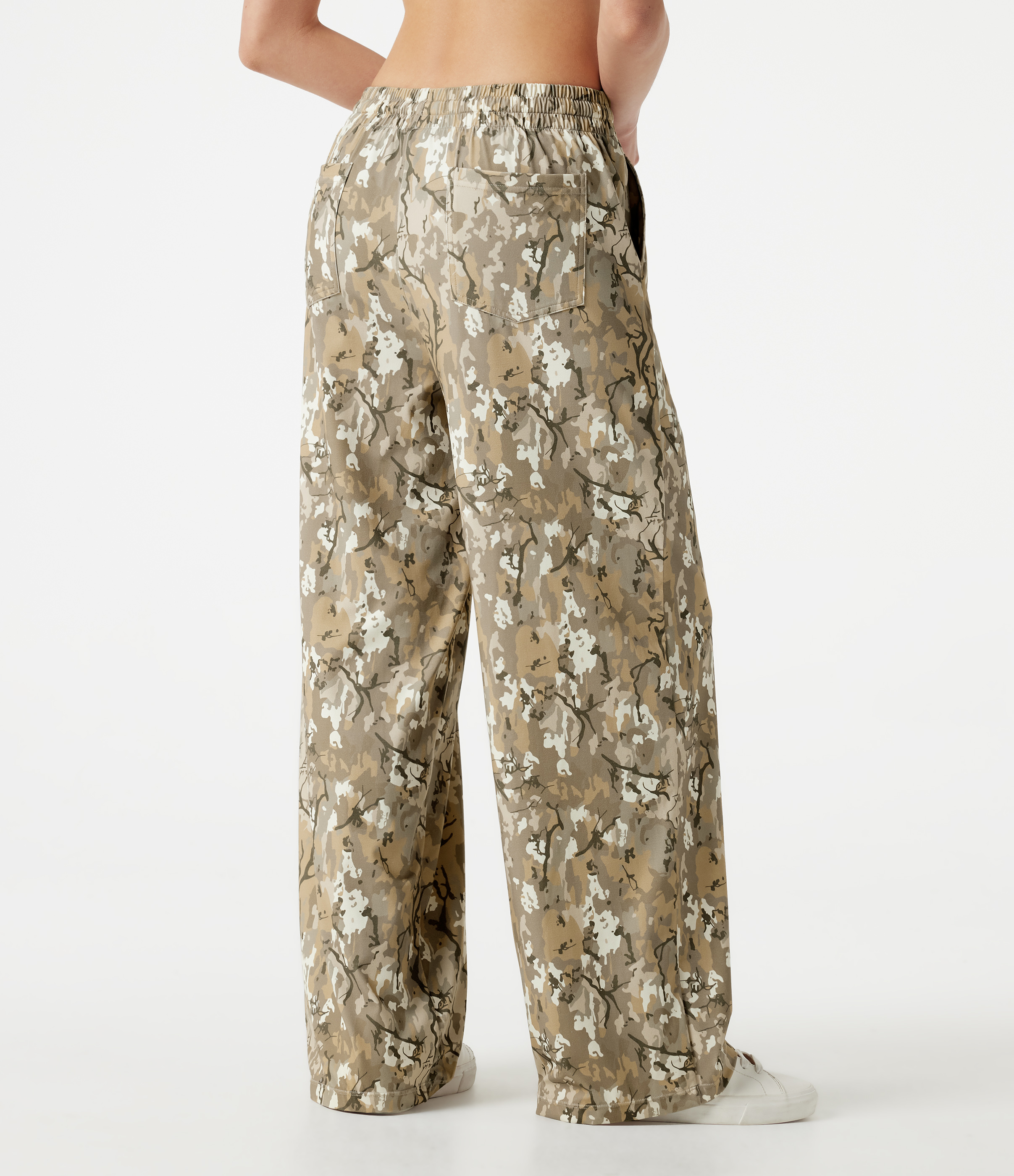 Woodland Camo Halara UltraSculpt™ pantalones holgados de running de tiro medio con cordón, estampado de camuflaje y bolsillos / 2