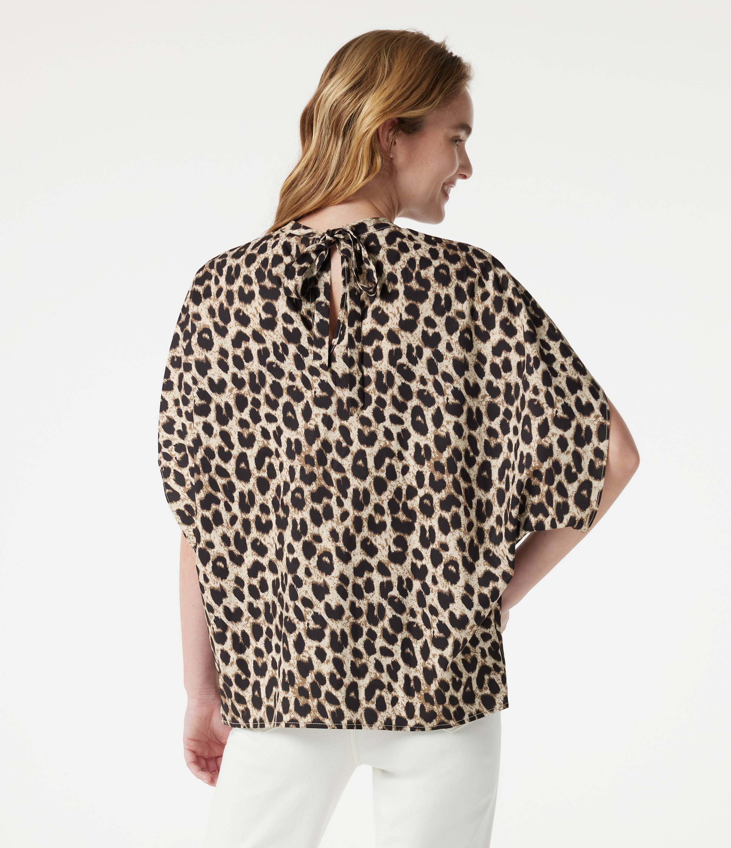 Gold Leopard Print Blusa da lavoro con collo a lupetto, laccio sul retro, maniche corte a pipistrello, arricciata e stampa leopardata / 2