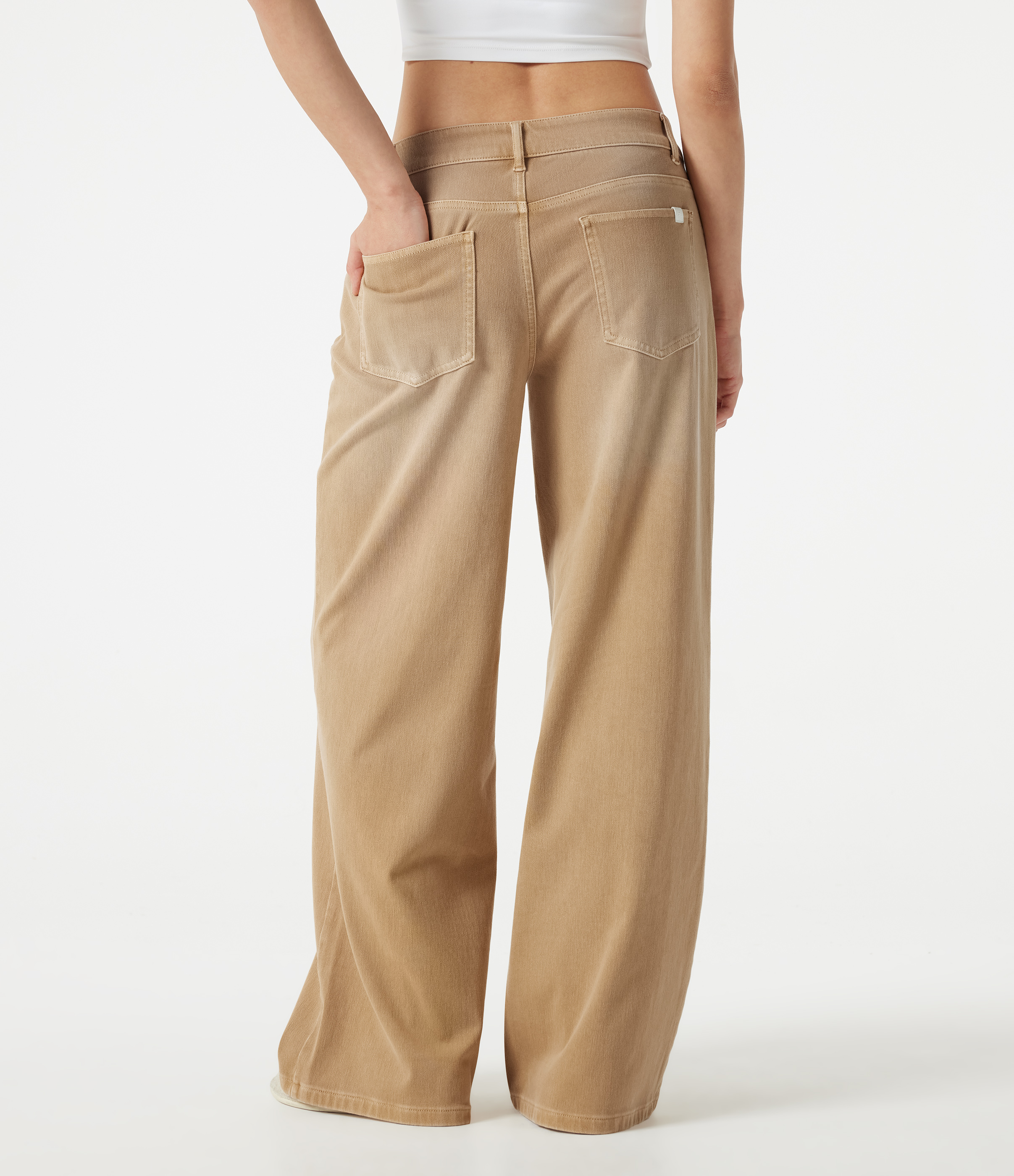 Malt Yellow Denim Halara Flex™ - Lässige, verwaschene Jeans mit niedrigem Crossover-Bund, mehreren Taschen und weitem Bein / 2