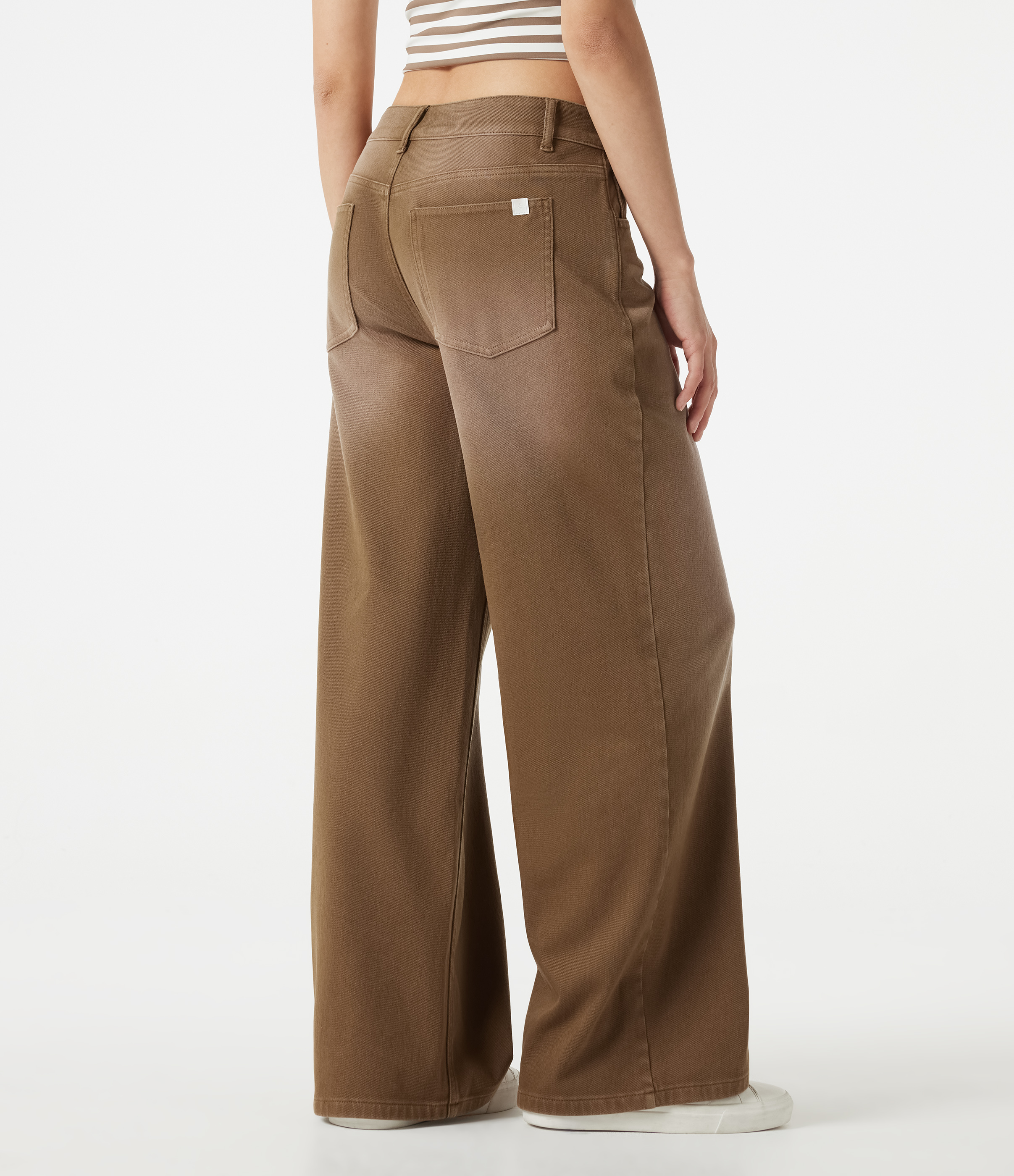 Caramel Café Halara Flex™ Blugi casual asimetrici, talie joasă, cu picior evazat larg, spălați în culori, cu buzunare / 2