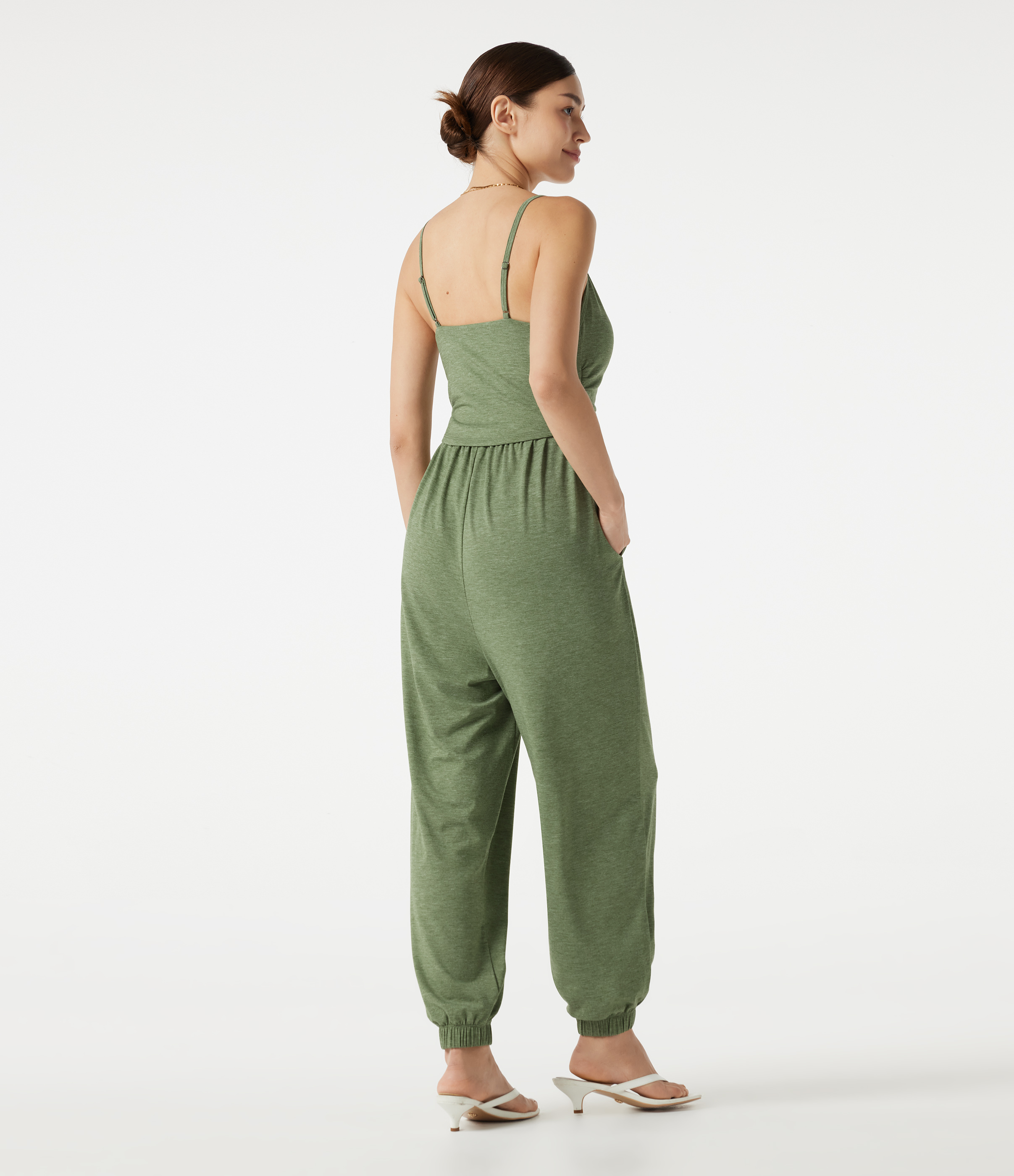 Light Green Floral Yarn Verstellbare Träger, geraffter integrierter BH, melierter, lässiger Jogger-Jumpsuit mit Taschen - Easy Peezy / 2