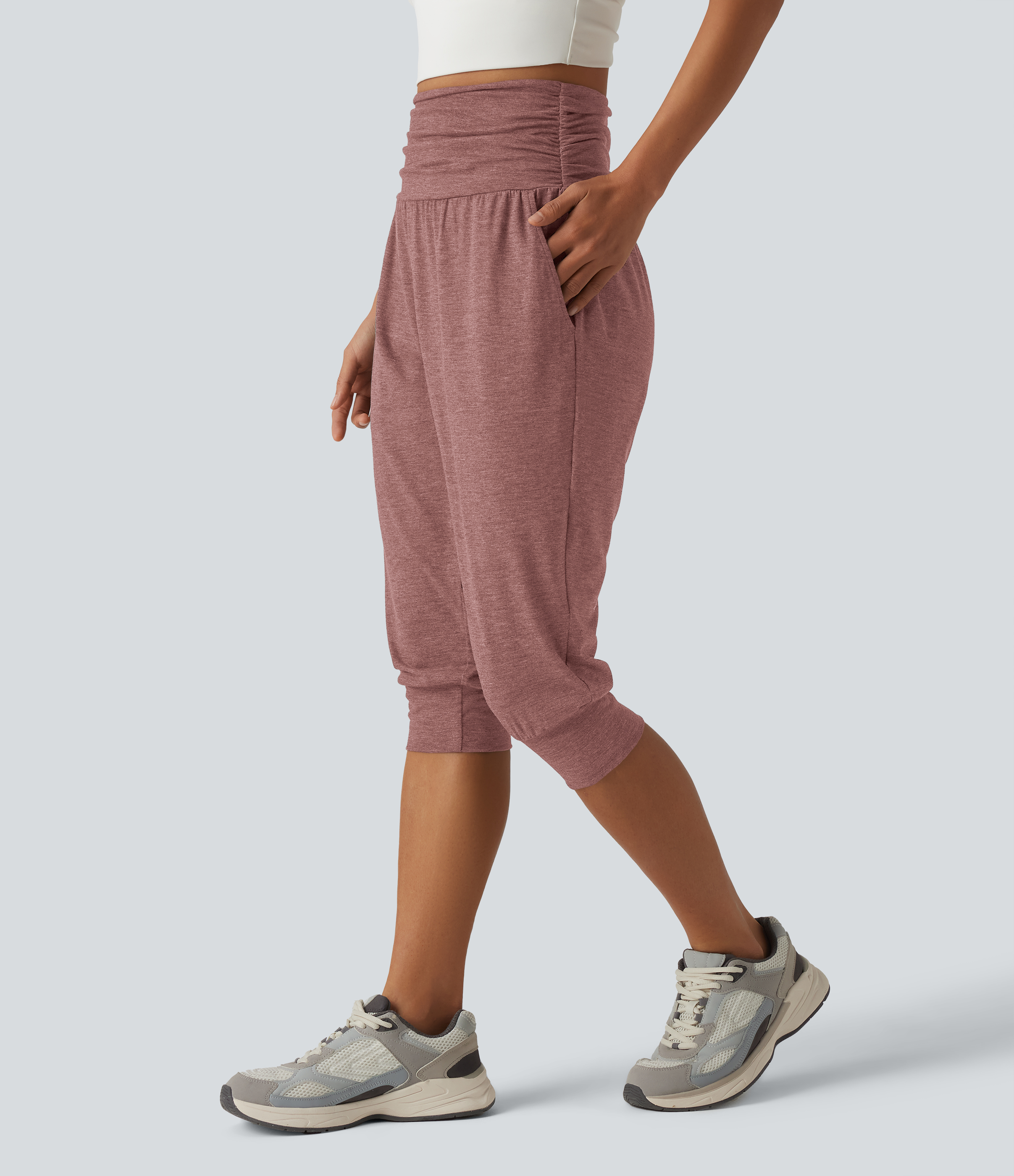 Geraffte Pedal-Pusher-Yoga-Jogginghose mit hohem Bund und Seitentaschen