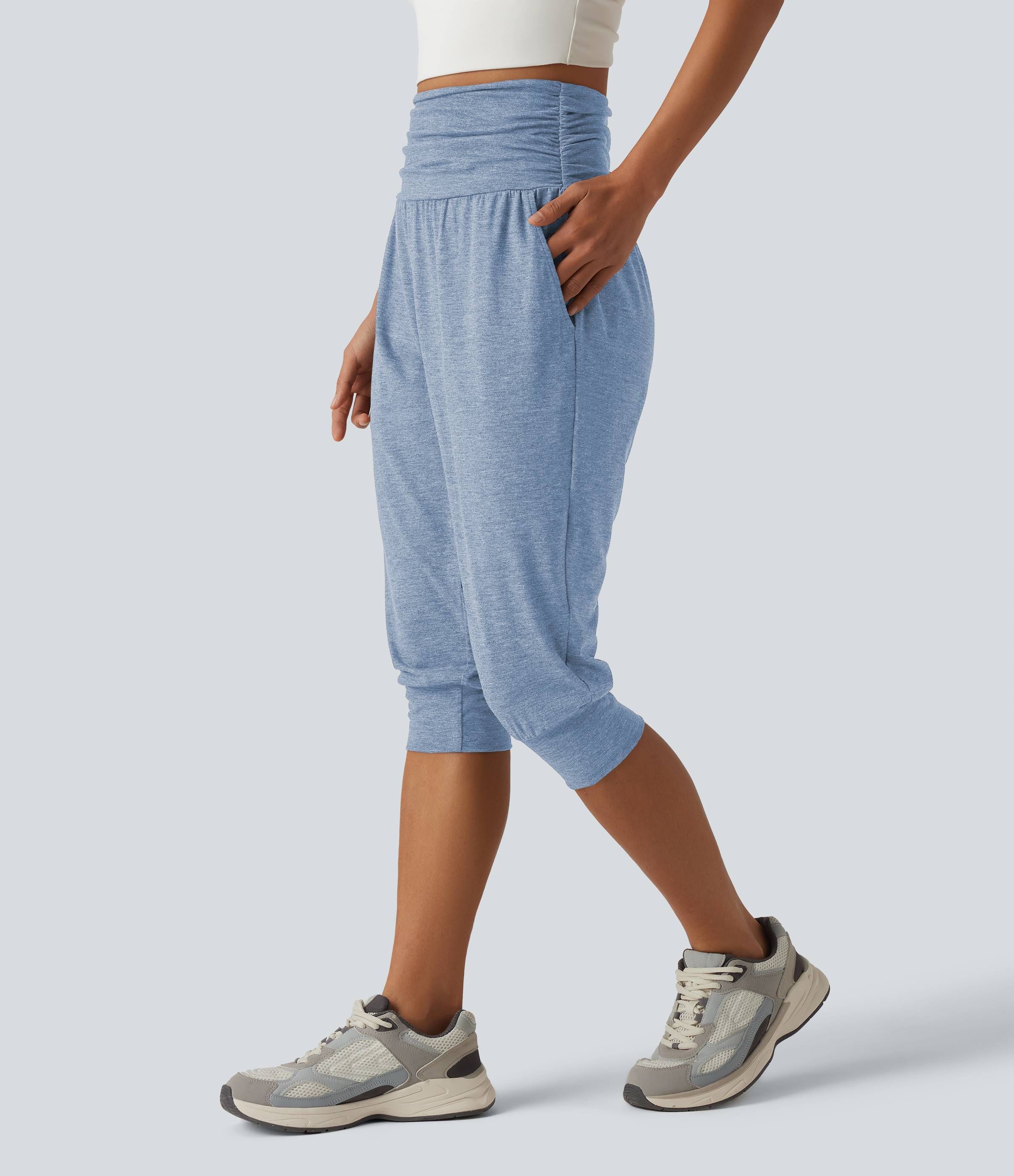 Geraffte Pedal-Pusher-Yoga-Jogginghose mit hohem Bund und Seitentaschen