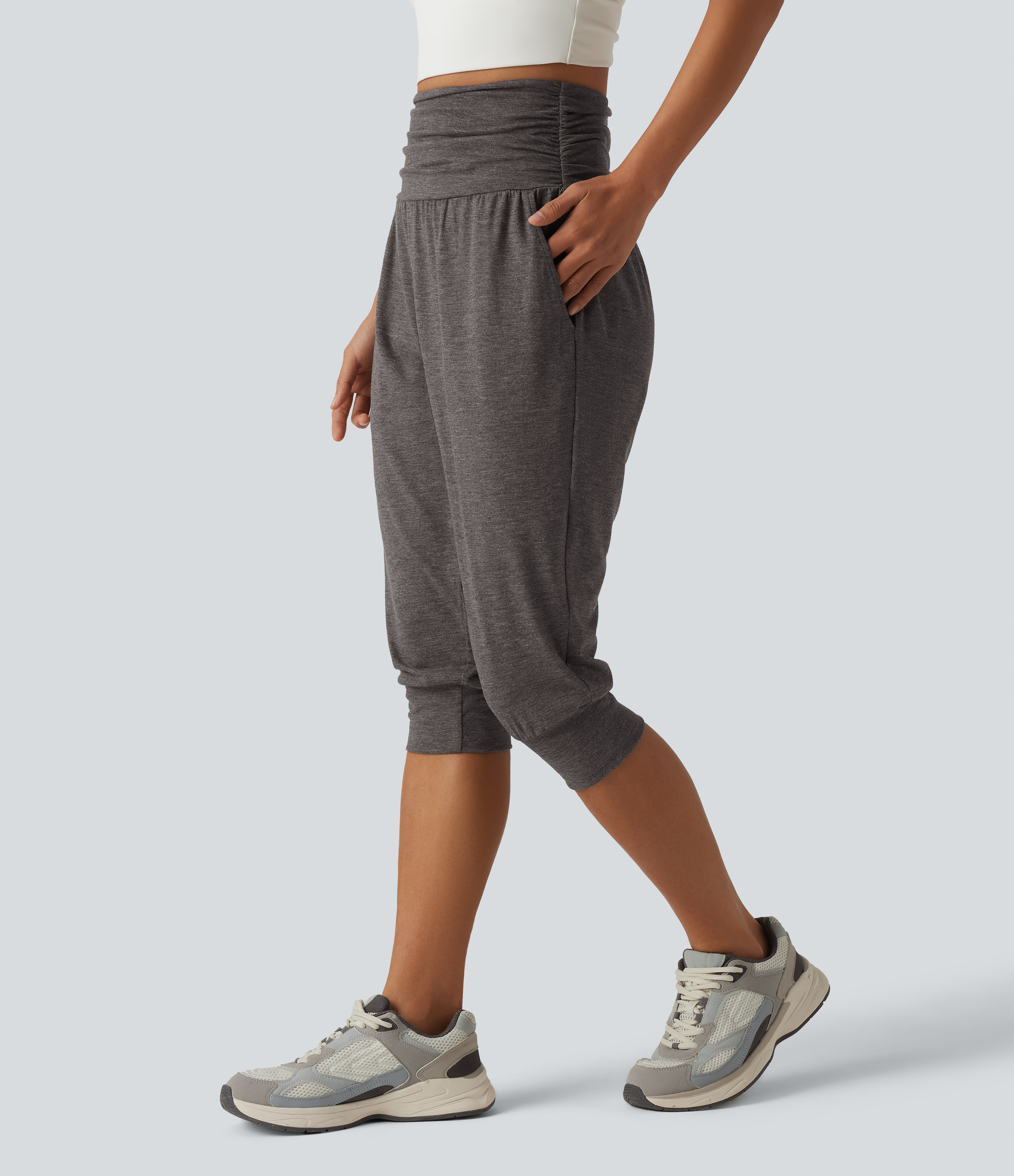 Geraffte Pedal-Pusher-Yoga-Jogginghose mit hohem Bund und Seitentaschen