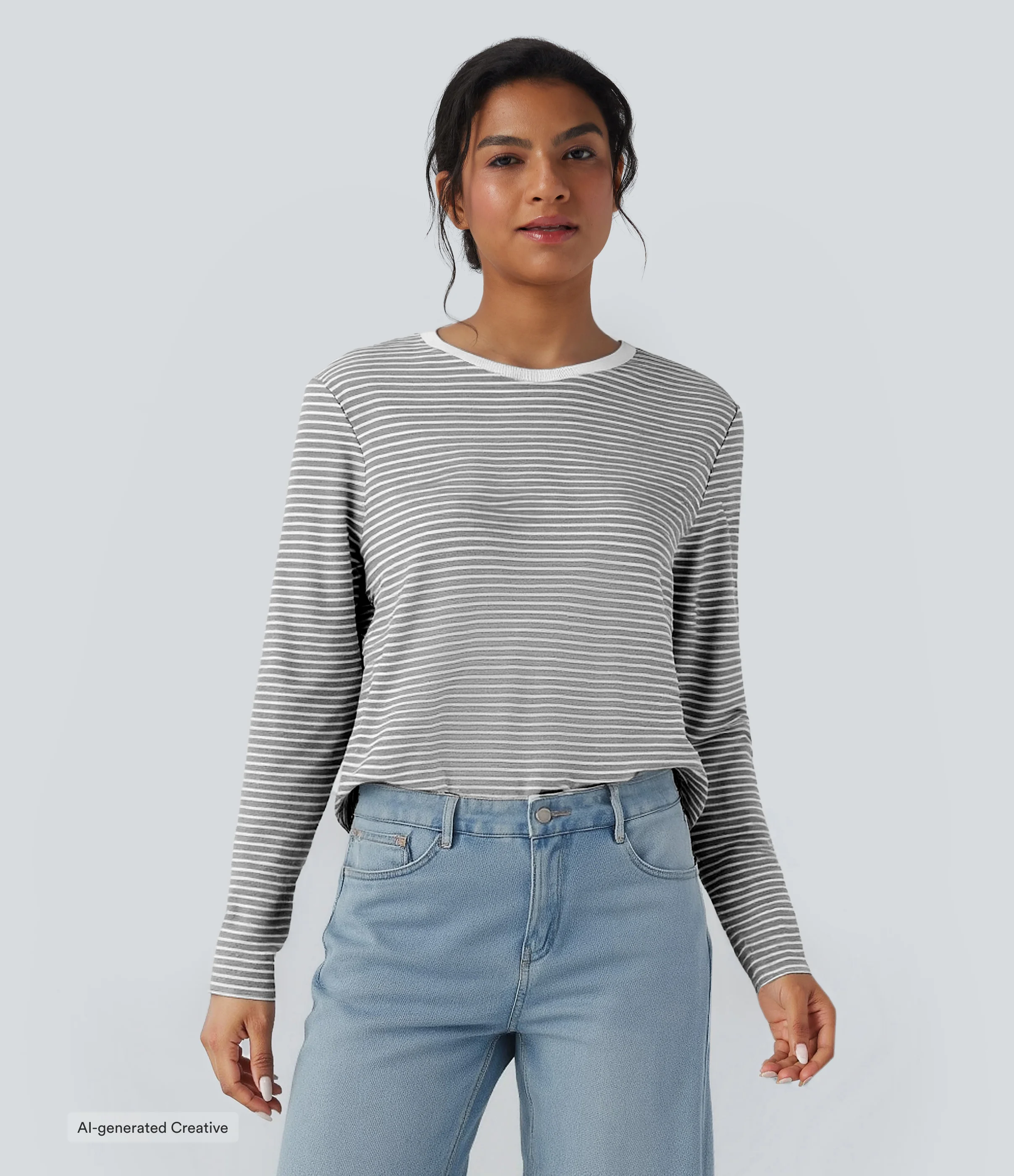 Mist Grey Stripe Top informal con escote redondo, mangas largas y rayas. / 1