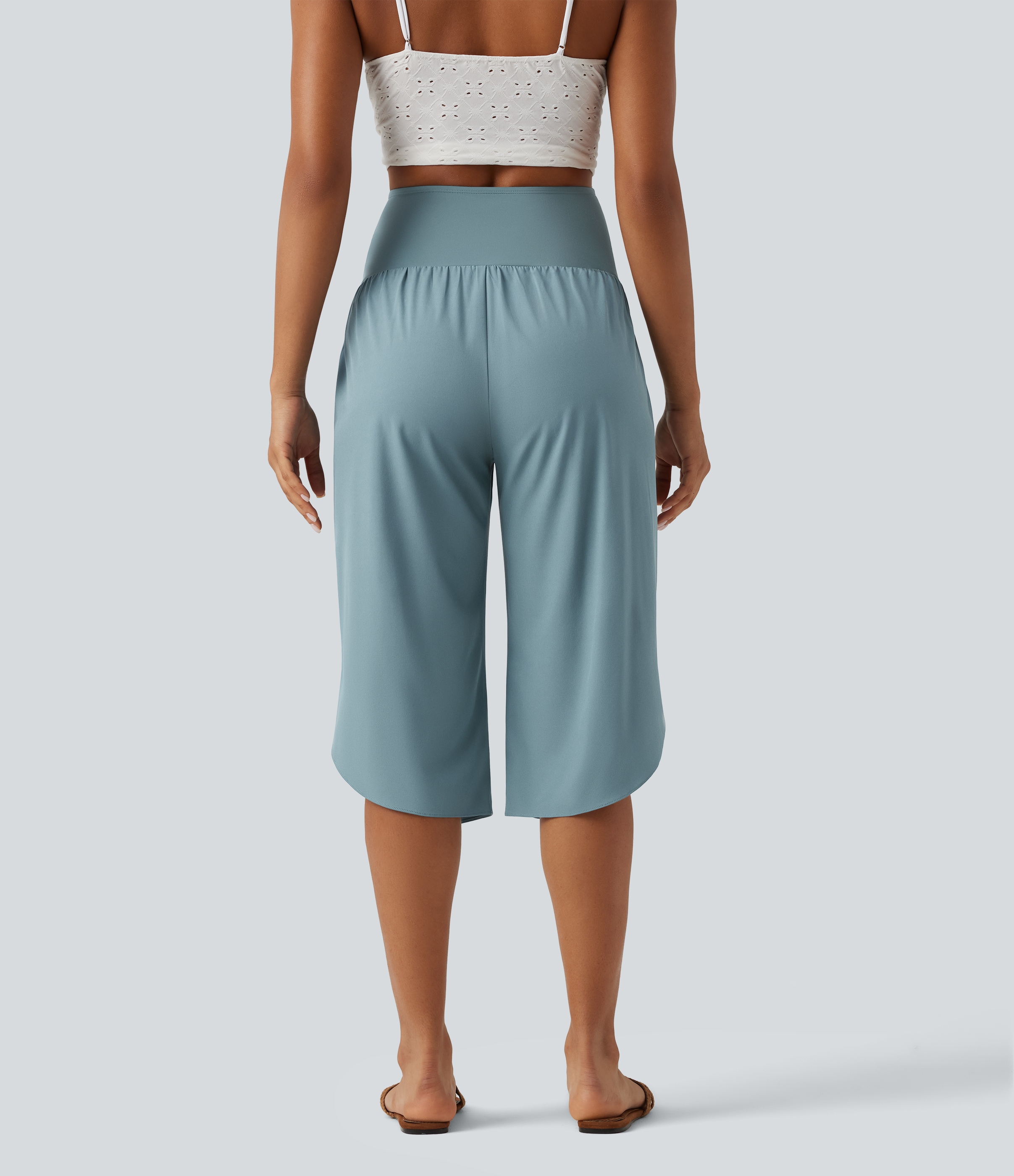 Stone Blue Breezeful™ superhøjtaljede capri-bukser til gravide med buet kant, hurtigtørrende og med lommer. / 2