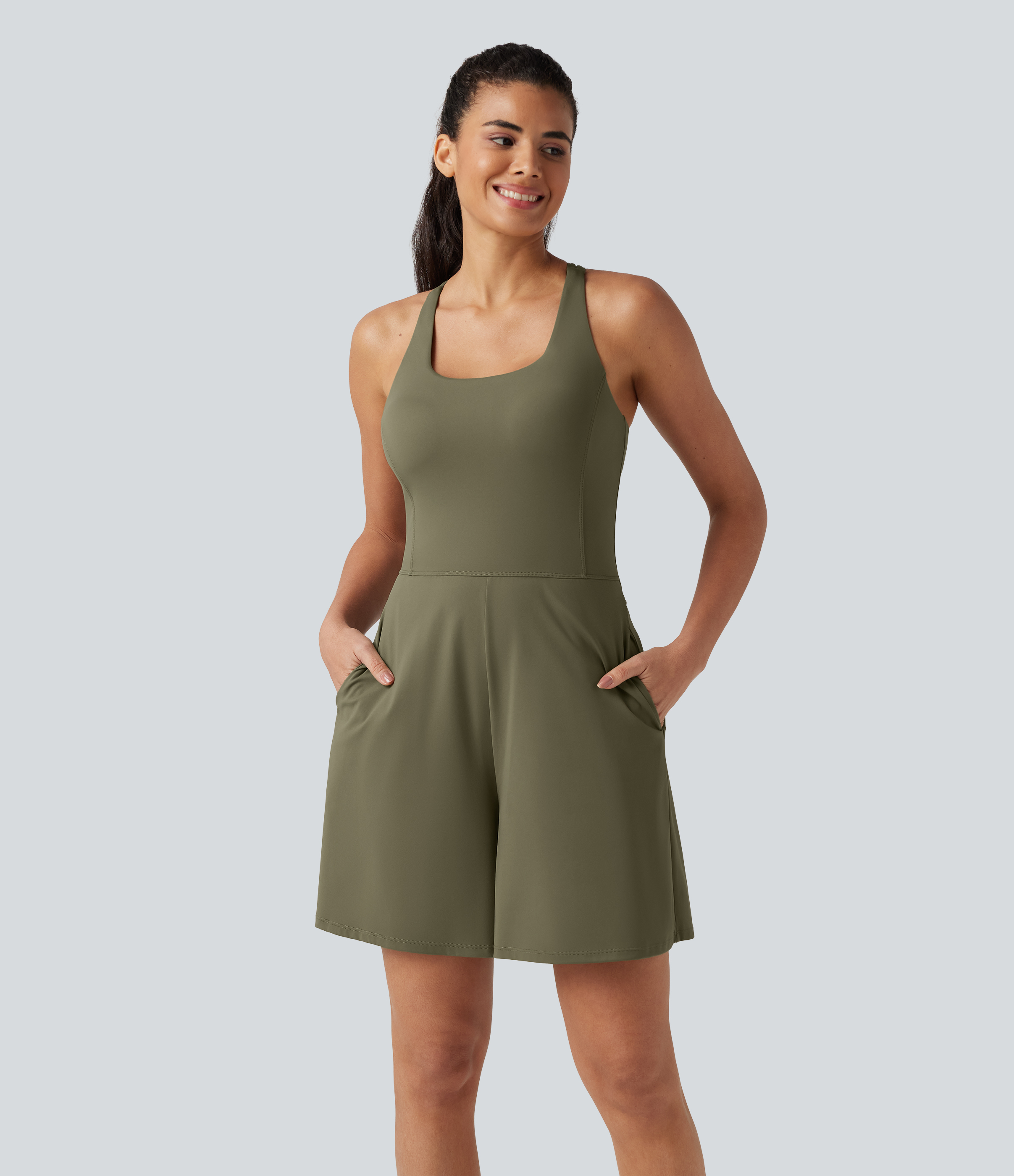 Withered Green SoftlyZero™ légies U-nyakú sportoverál beépített melltartóval, hűs érzetű anyaggal, zsebekkel — Easy Peezy kiadás / 2