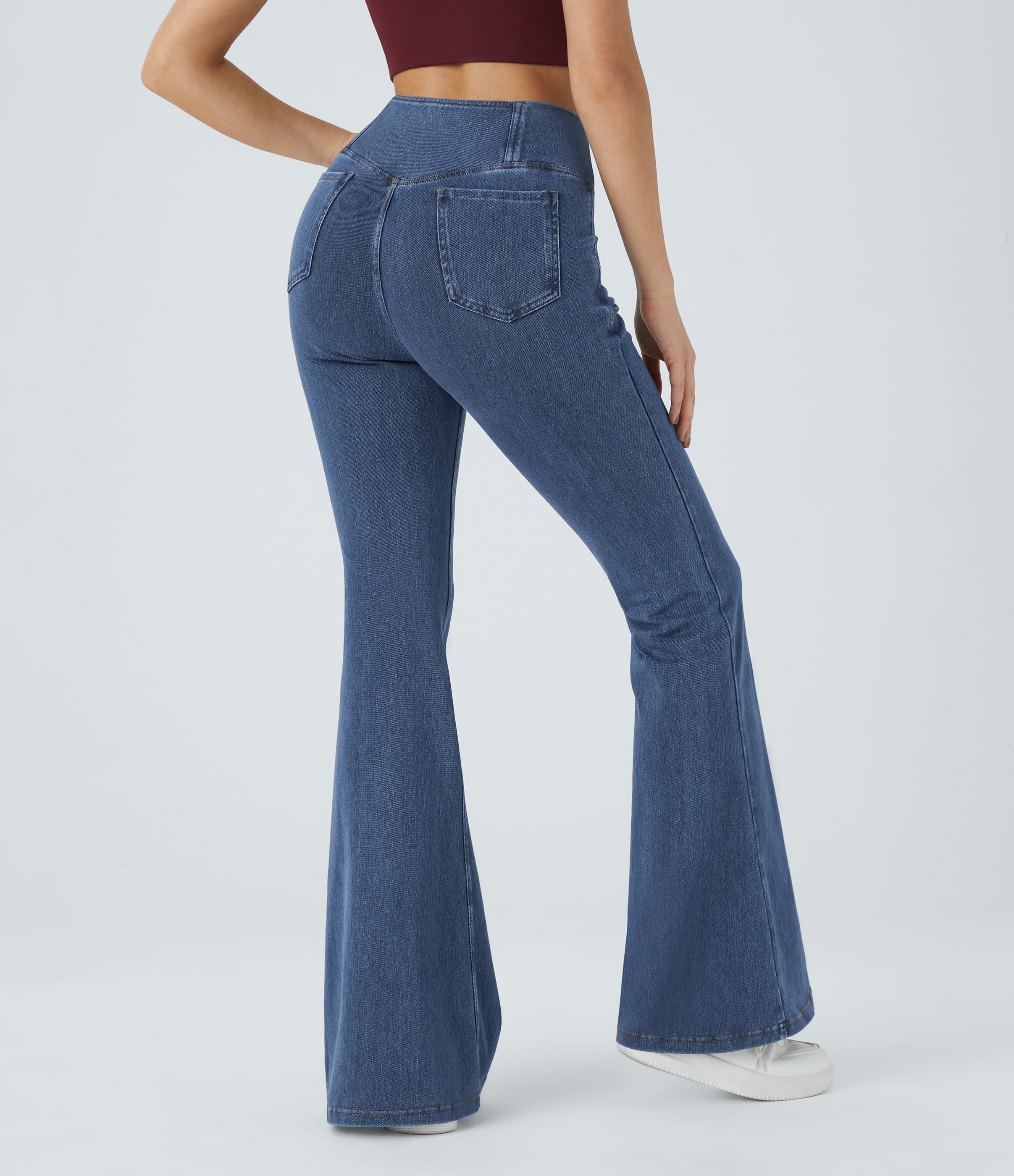 Washed Denim Bleached Blue Halara Flex™ gewaschene, lässige Crossover-Flare-Jeans aus elastischem Strick-Denim mit Seitentaschen / 2