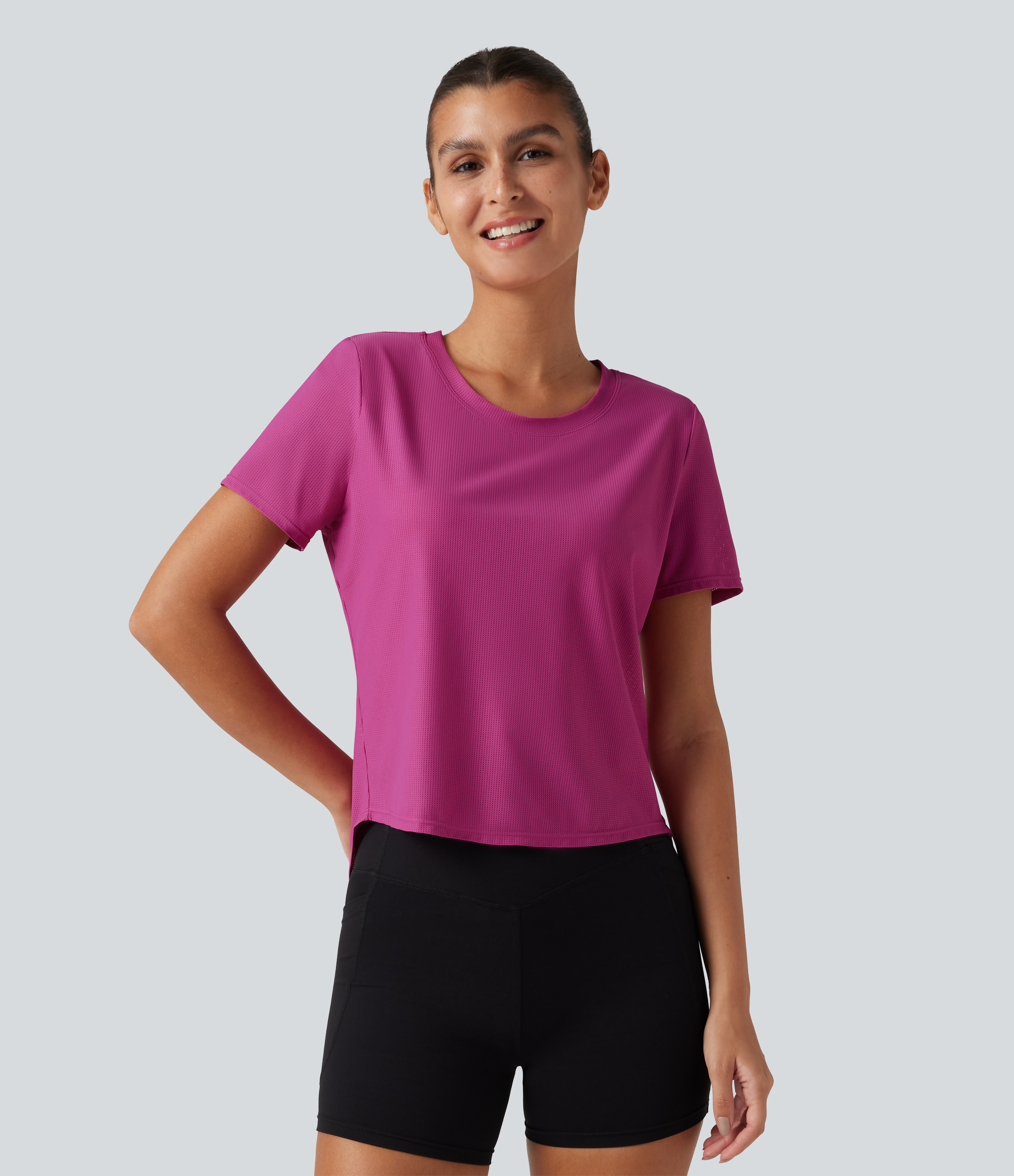 Fuchsia Red Top de yoga et de sport à encolure ronde, manches courtes et empiècements en mesh contrasté / 2