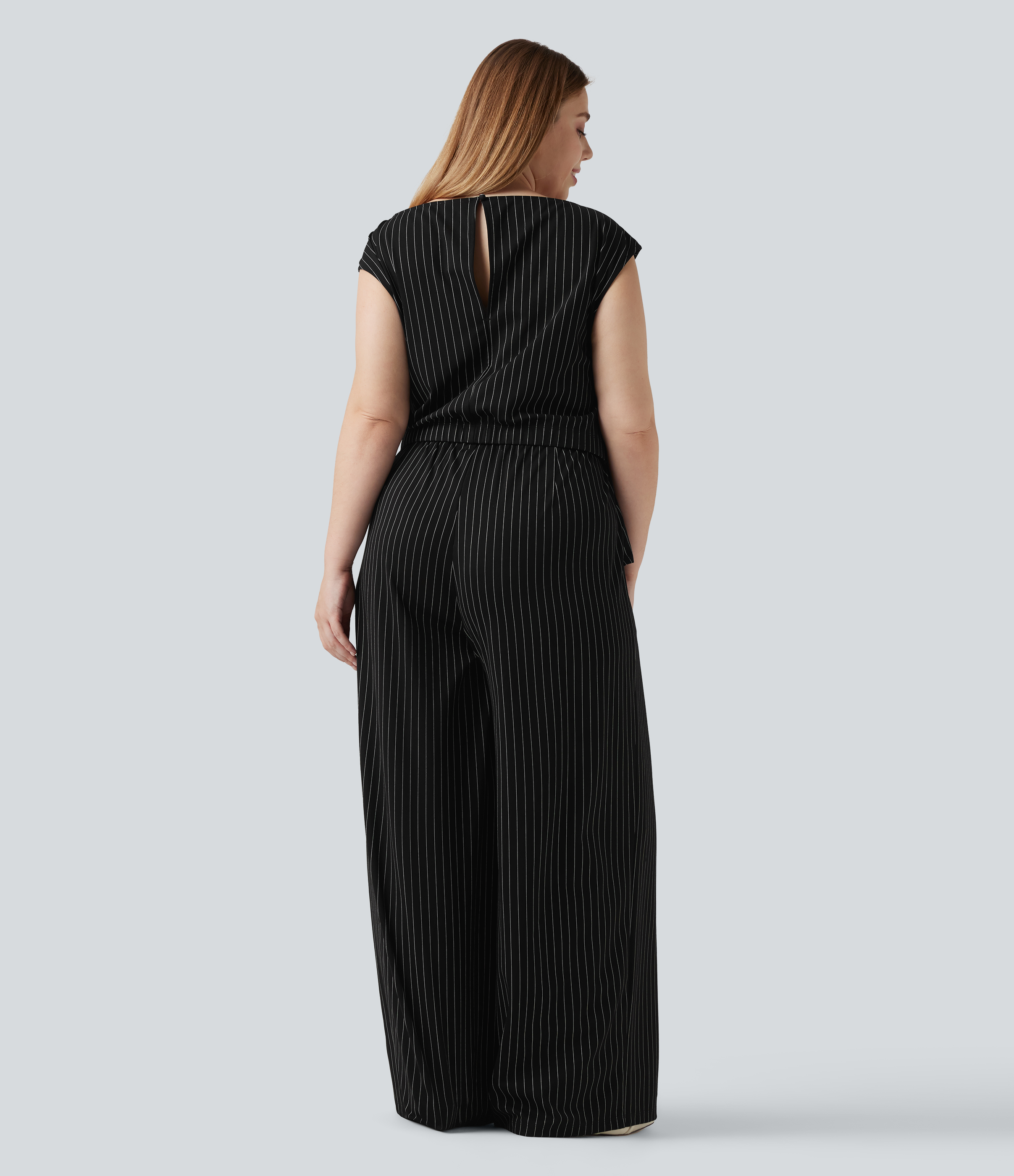Black White Pinstripe Kombinezon u plus size izdanju s brodskim izrezom, bez rukava, sa vezicom sa strane, hladan na dodir, prugasti radni kombinezon s džepovima — izdanje 'Easy Peezy' / 2