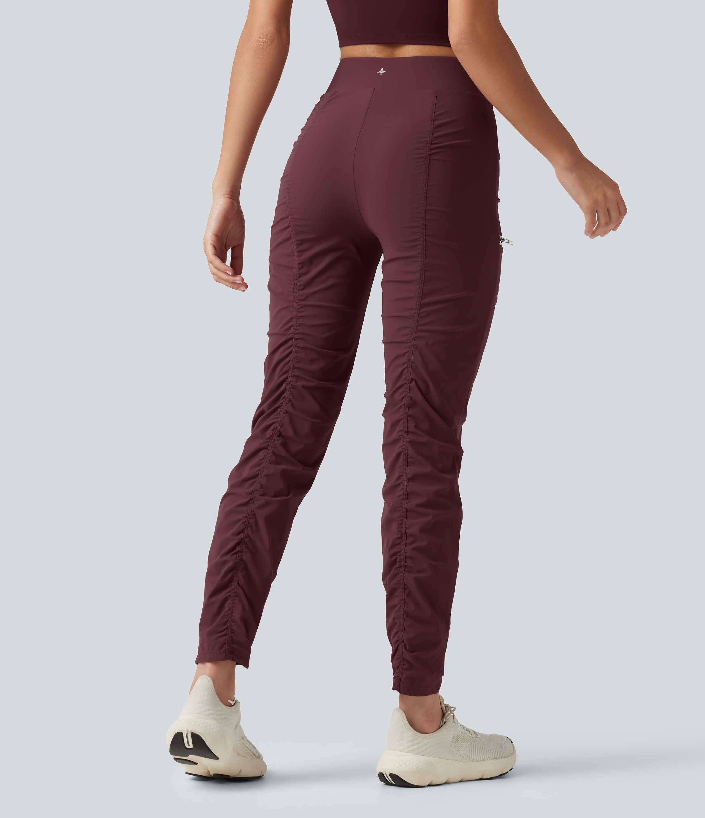 Red Mahogany Pantalones ajustados de running de talle alto con fruncido, secado rápido y bolsillos. / 2