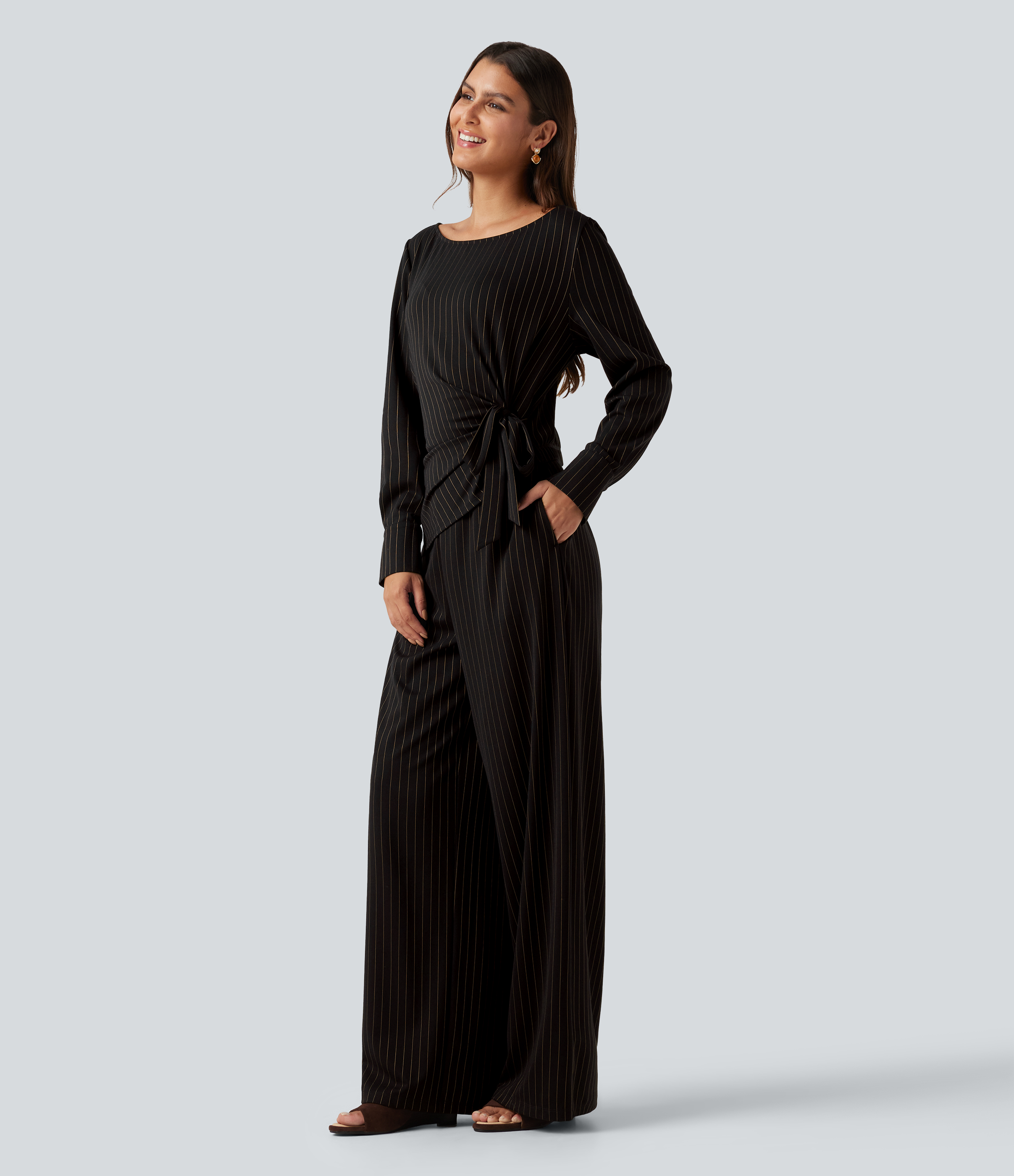 Büro-Jumpsuit mit U-Boot-Ausschnitt, Seitentaschen, langen Ärmeln, Streifen, Cool-Touch und seitlicher Schnürung - Easy Peezy Edition