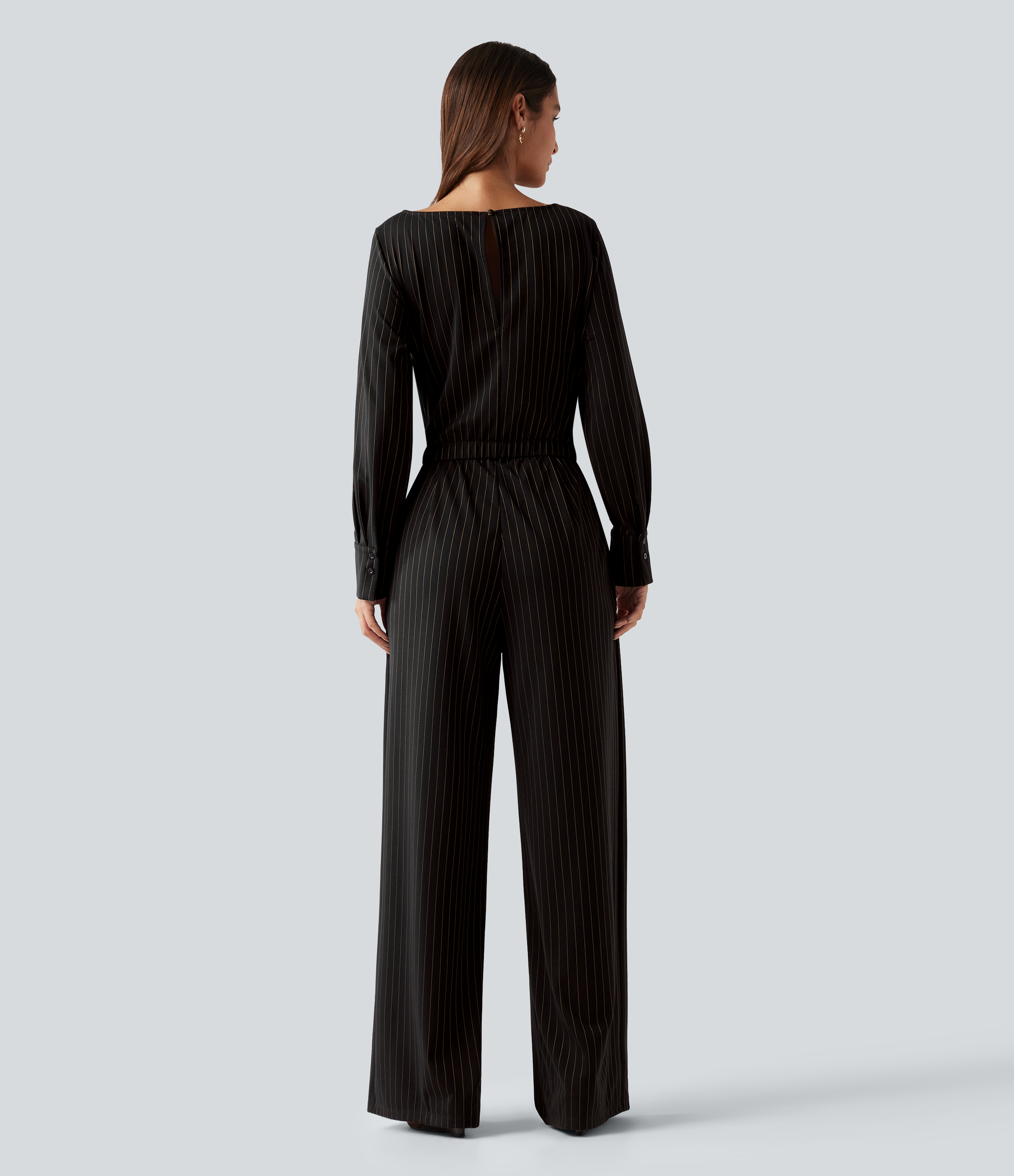Black Brown Black Pinstripe Csónaknyakú, hosszú ujjú, oldalt megkötős, hűs tapintású, csíkos, zsebes munkaoverál - Easy Peezy kiadás / 2