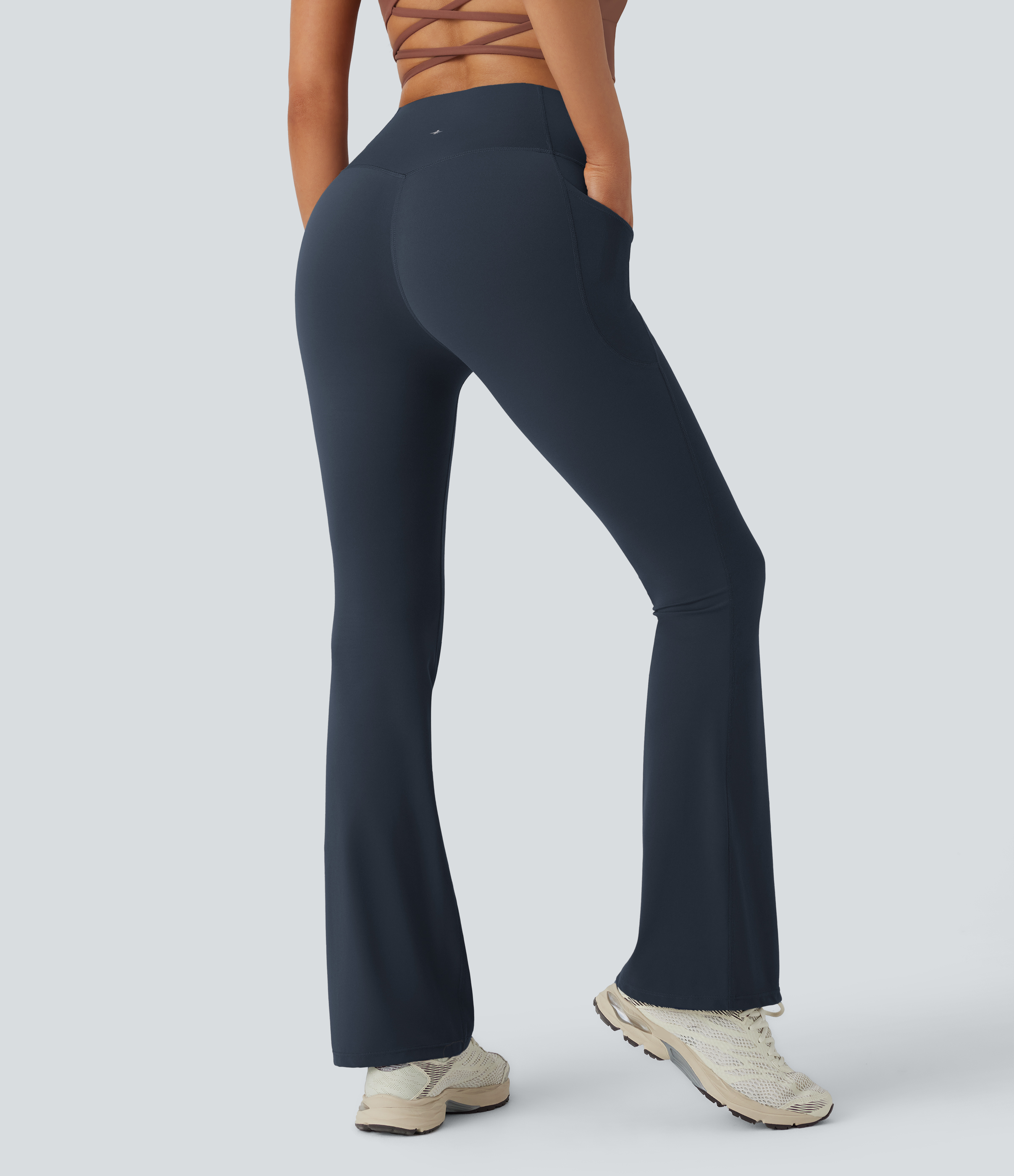 Carbon Halara UltraSculpt™ leggings de yoga bootcut de talle alto con control abdominal, efecto moldeador y bolsillos / 2