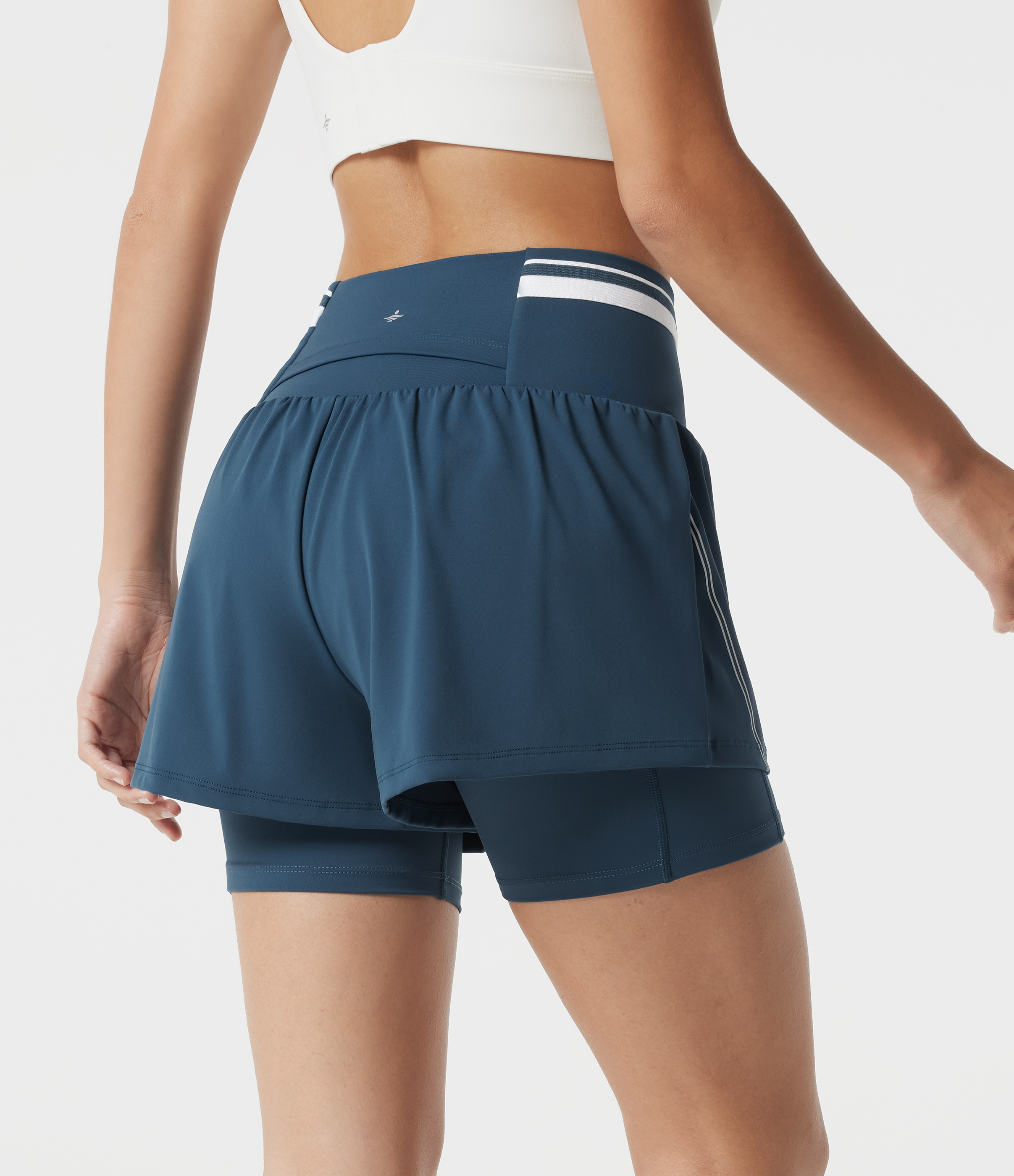 Majolica Blue SoftlyZero™ Luftige, reflektierende 2-in-1 Workout-Shorts mit super hohem Bund, Bauchkontrolle, Cool-Touch, 5'' und Taschen / 2