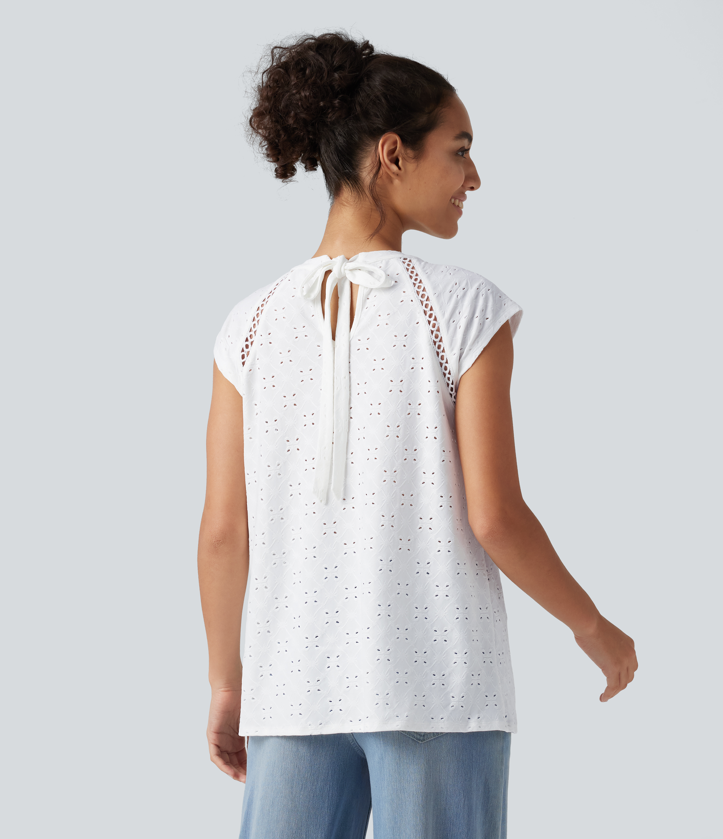 White Blouse décontractée à col rond, mancherons, découpes et lien au dos / 2