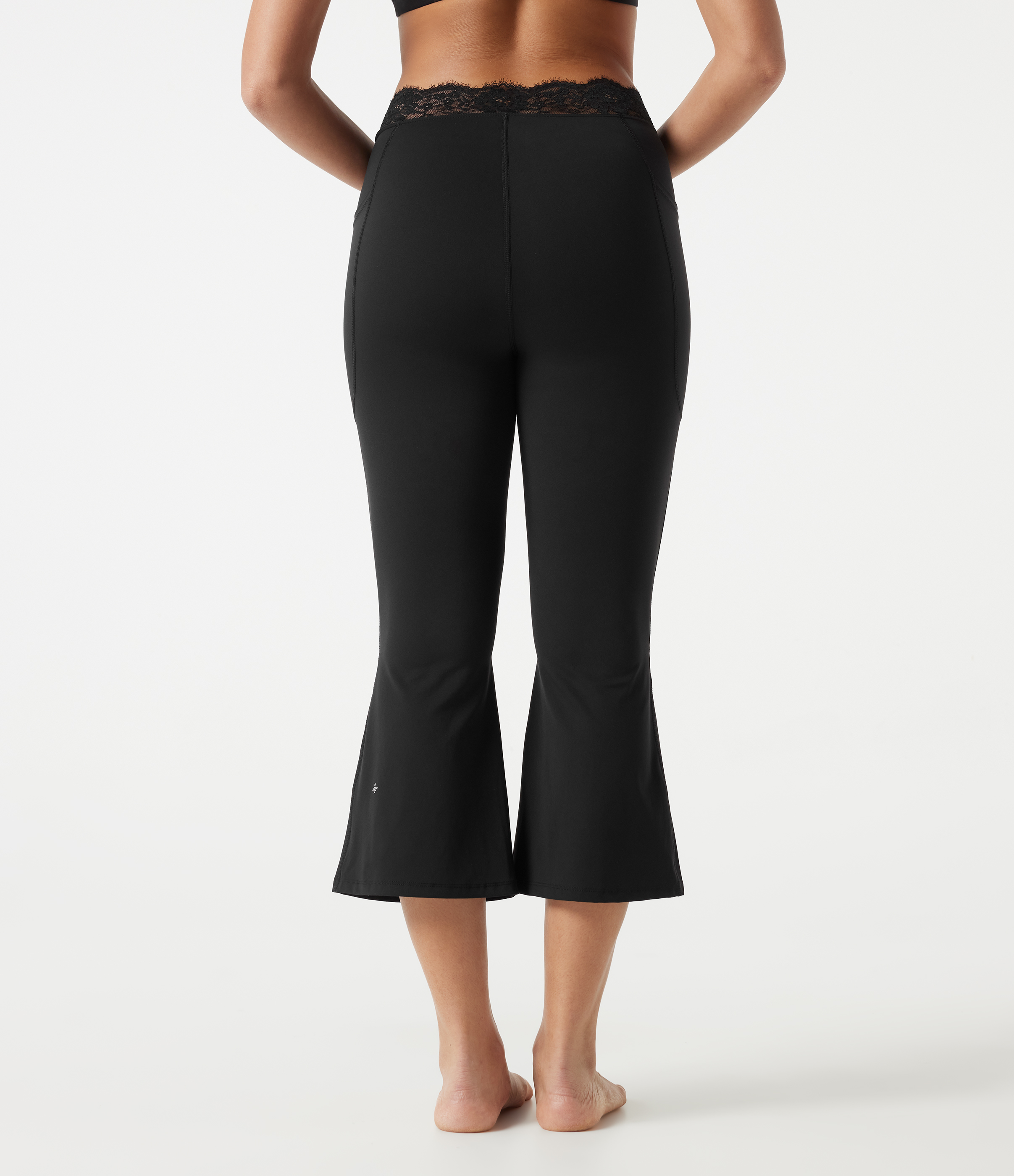Negro Halara UltraSculpt™ Leggings de yoga cortos, de talle alto en V, con encaje a contraste, pernera acampanada y bolsillos / 2