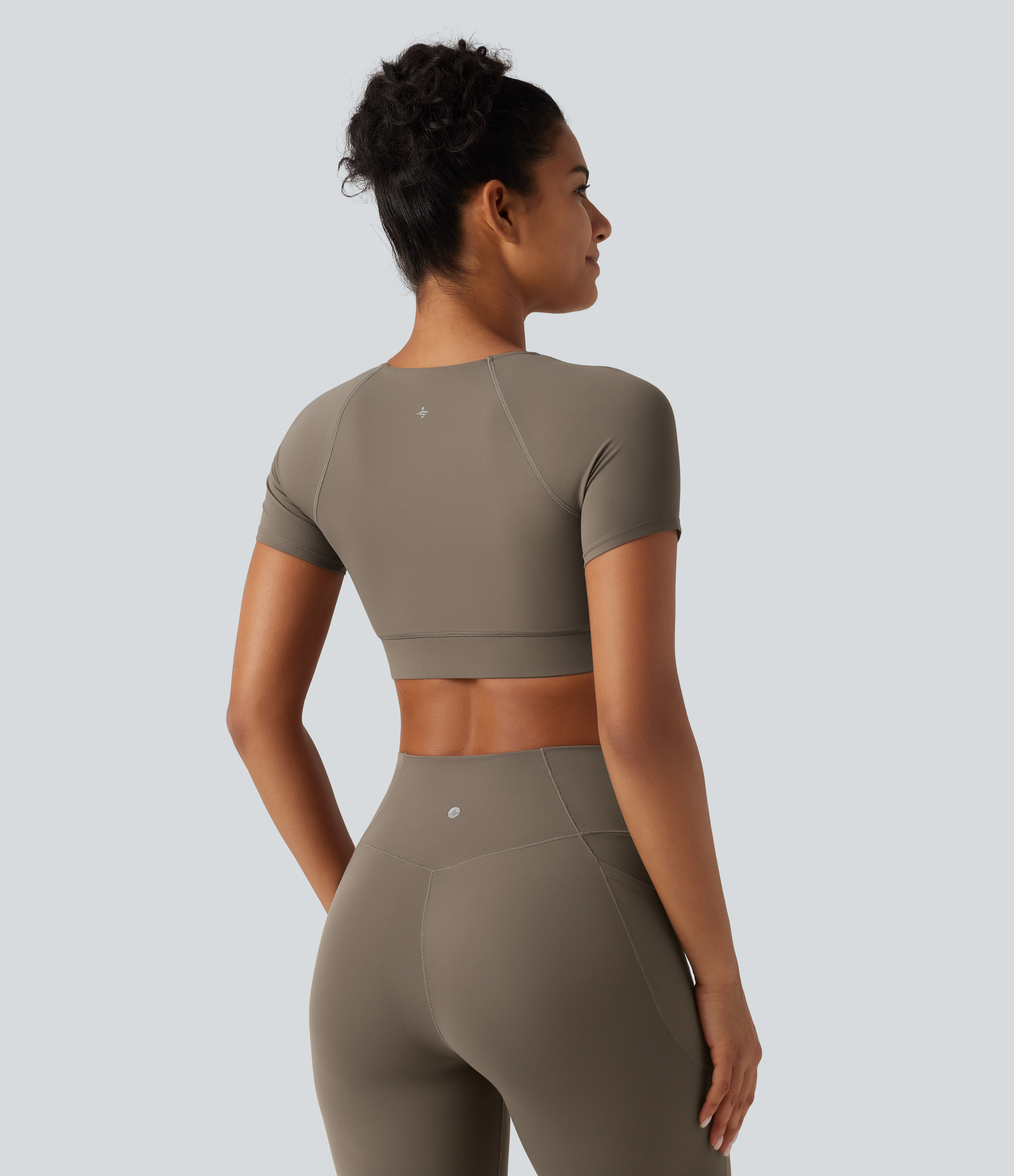 Dawn Brown Halara UltraSculpt™ V-Ausschnitt-Top mit integriertem BH, kurzärmelig, überlappender Saum, kurz geschnittenes Sporttop / 2