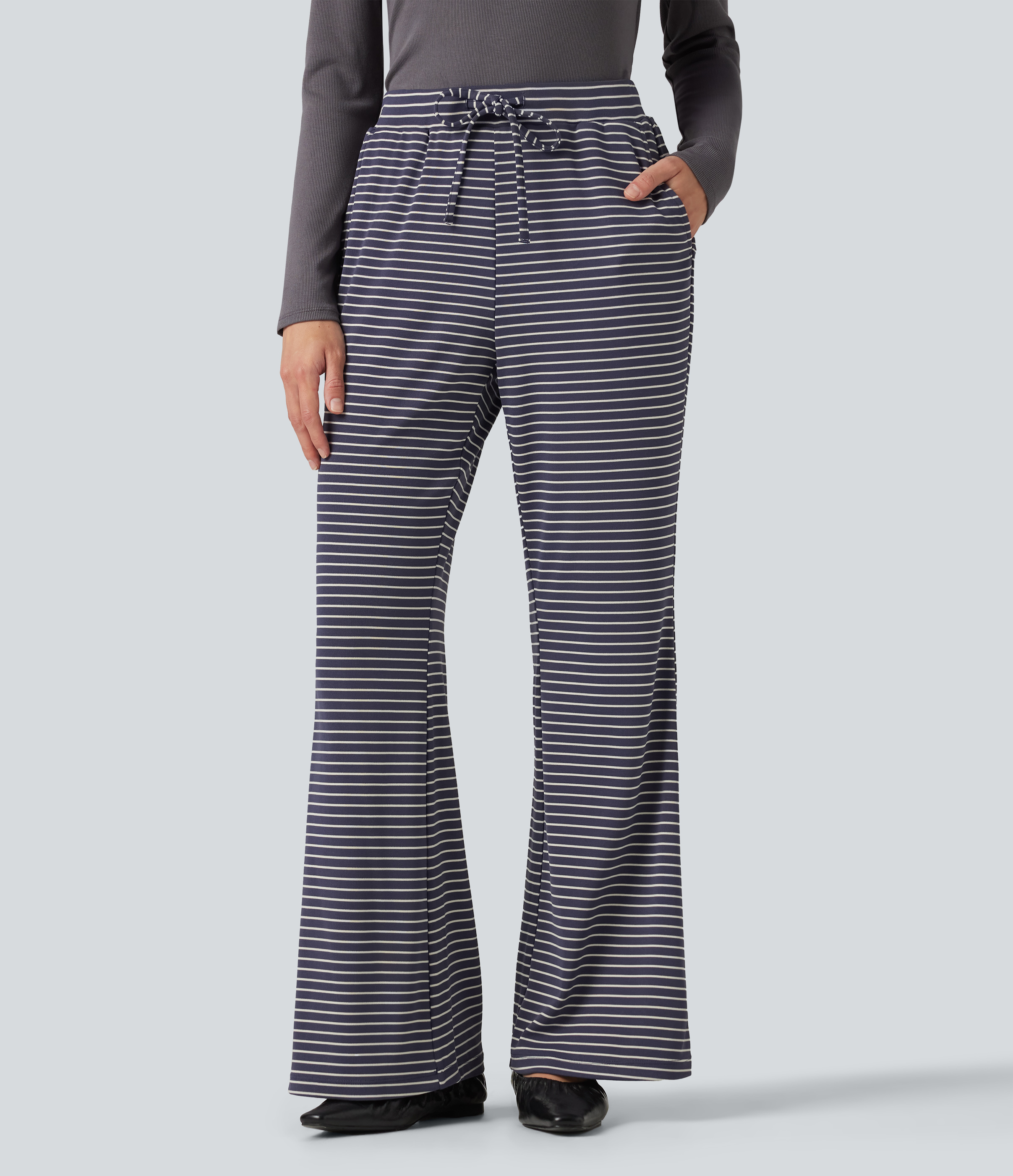 Pantalon décontracté à rayures en maille côtelée, taille mi-haute, cordon de serrage et coupe bootcut, avec poches
