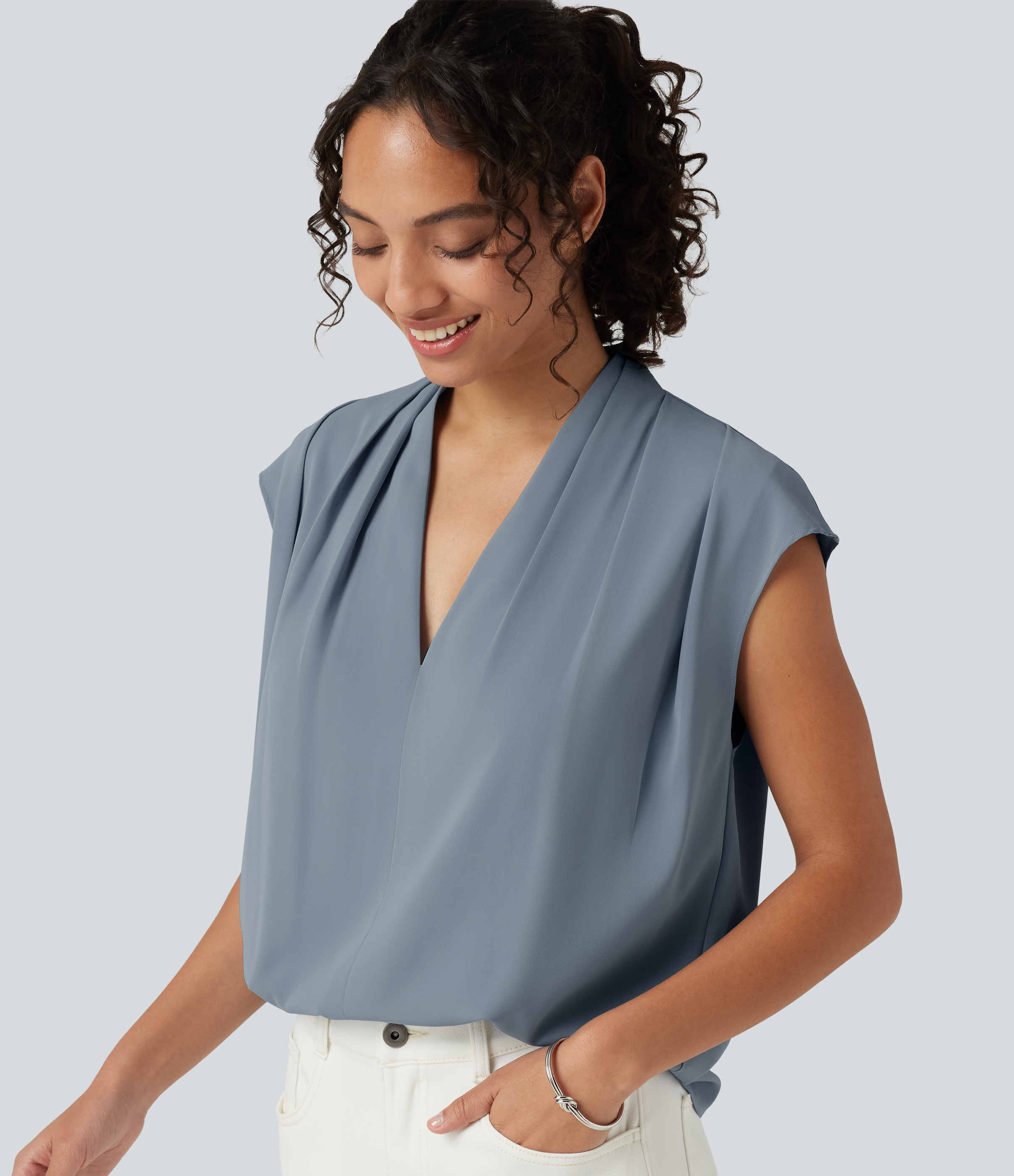 Ärmellose, geraffte Bluse mit V-Ausschnitt - selbstglättend