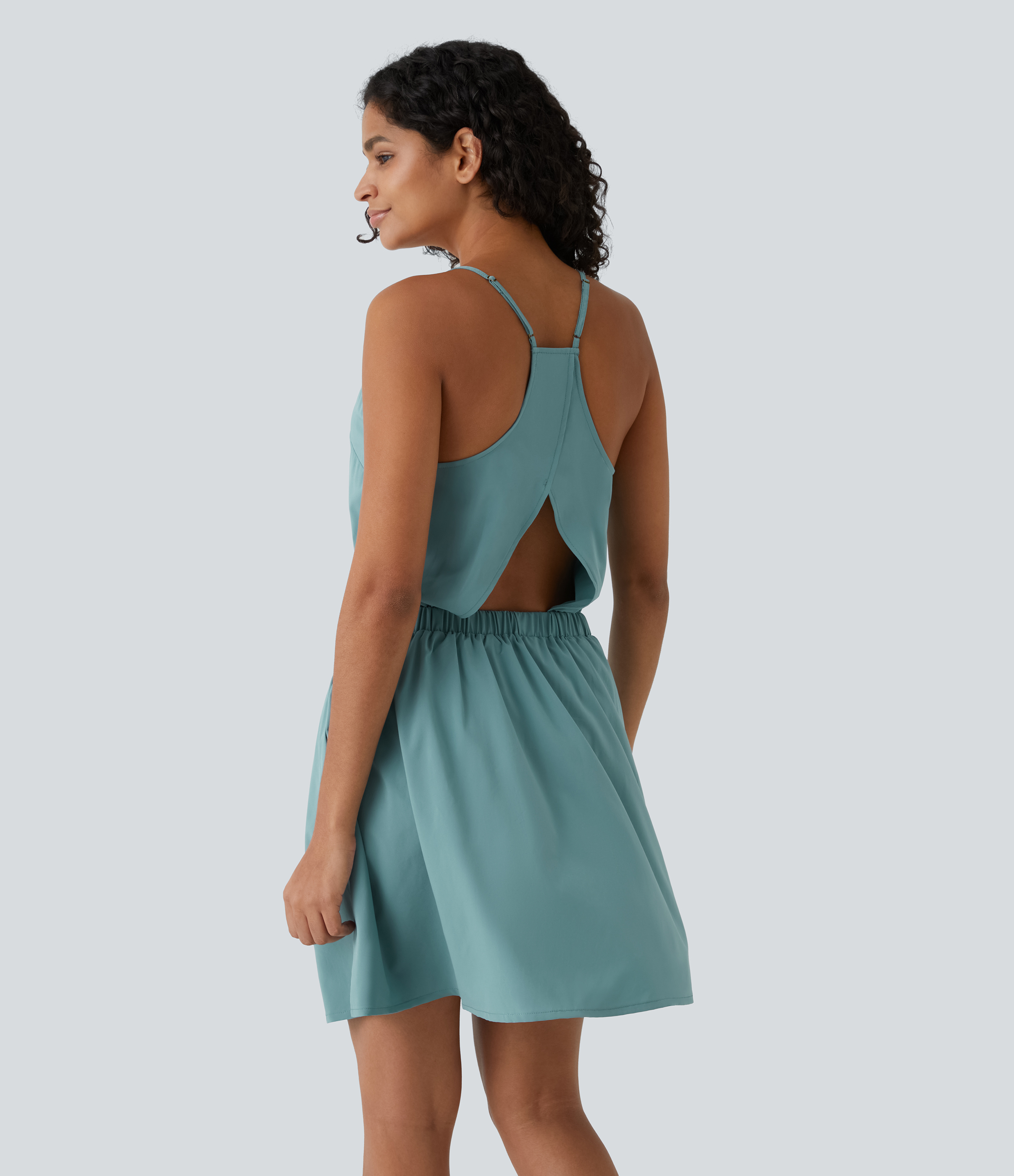 Breezeful™ Rückenfreies, plissiertes Minikleid mit verstellbaren Riemen, Cut-Outs und Seitentaschen - schnelltrocknend