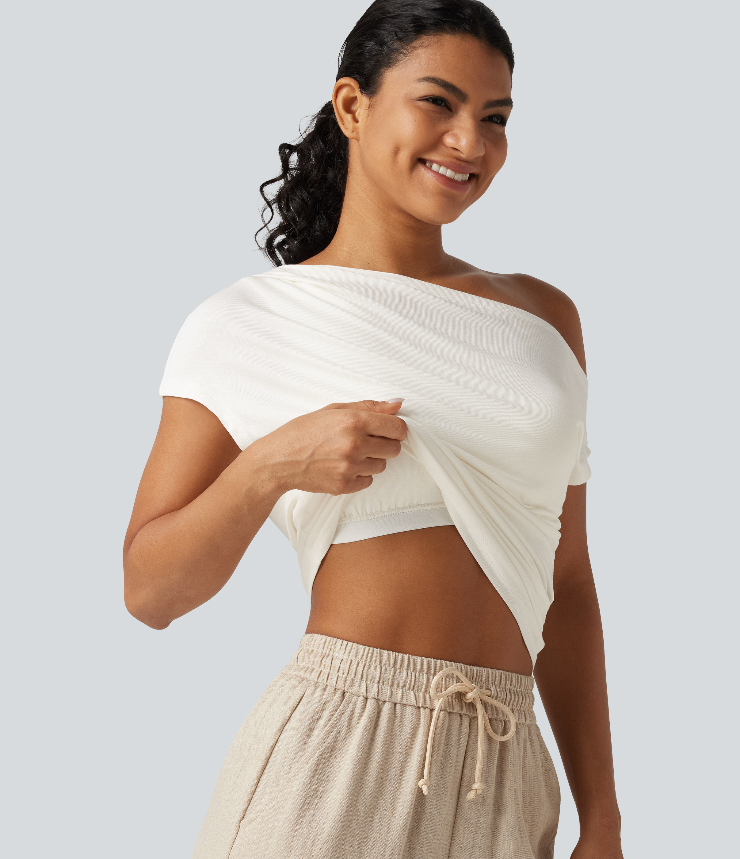 Geripptes, gerafftes T-Shirt mit kurzen Ärmeln, integriertem BH und One-Shoulder-Design