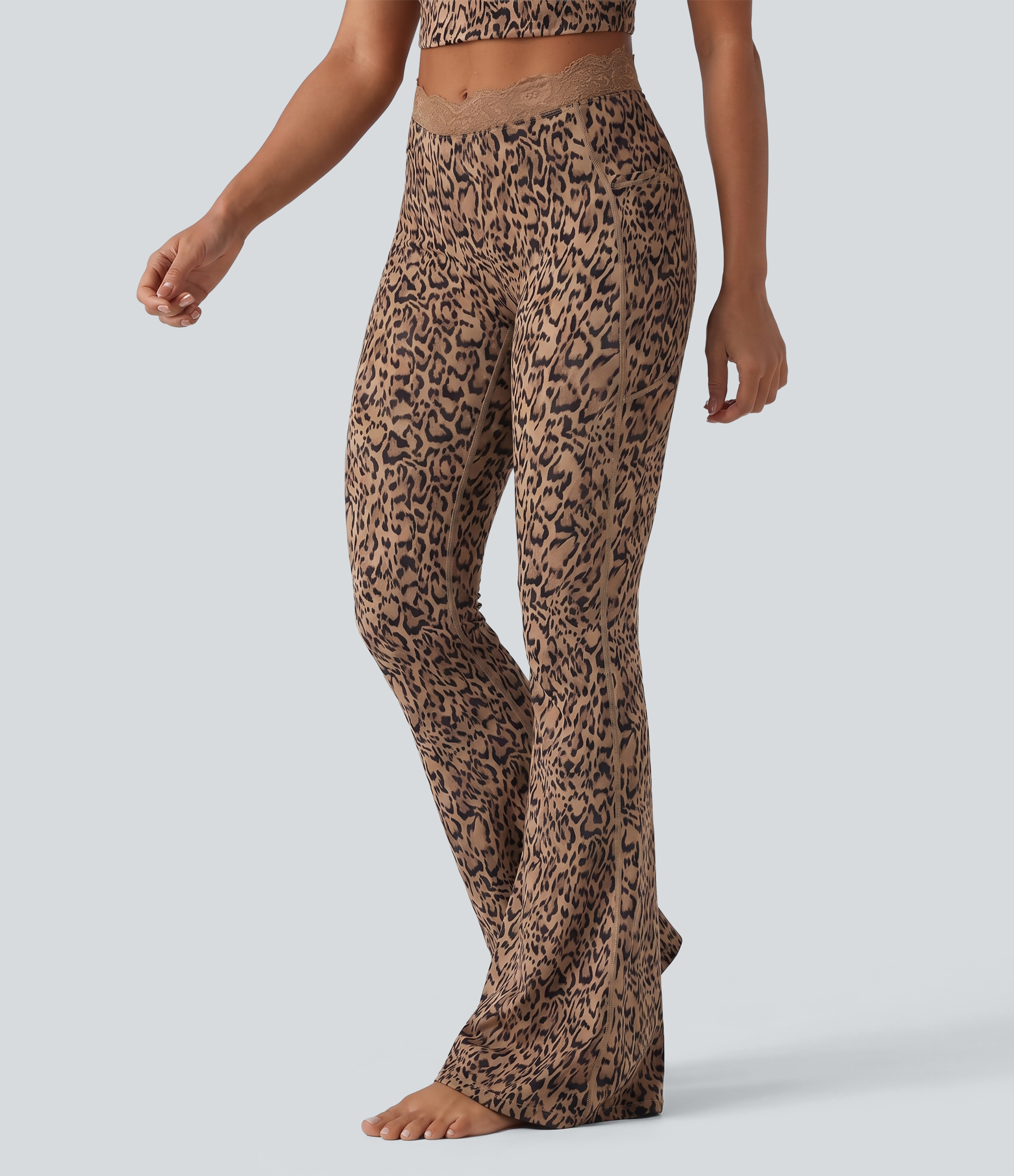 Halara UltraSculpt™ Yoga-Leggings mit Leopardenmuster, V-förmigem, hoch geschnittenem Bund, kontrastierender Spitze, ausgestelltem Bein und Taschen