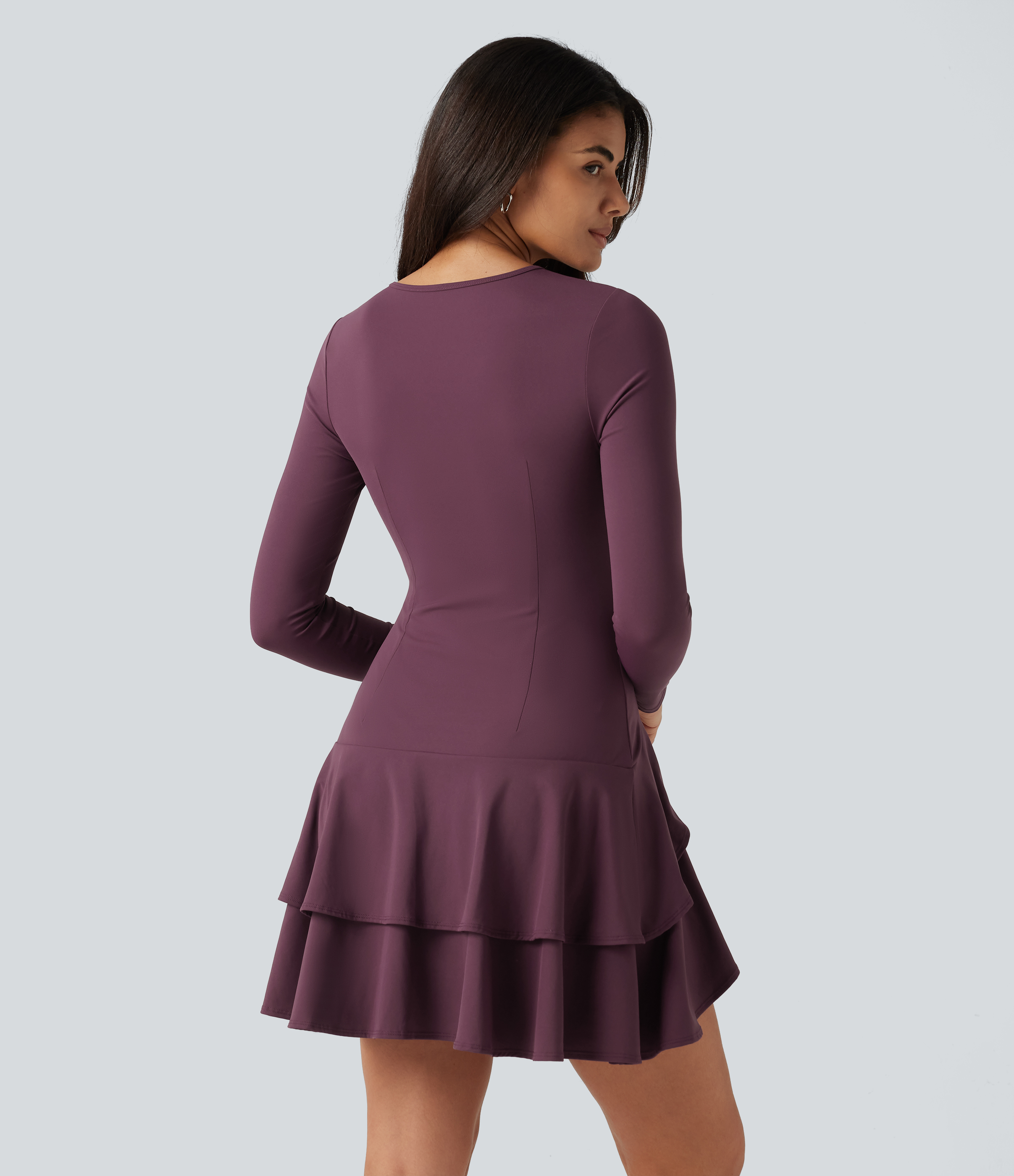 Fig Softlyzero™ Airy - Lässiges Minikleid mit Rundhalsausschnitt, langen Ärmeln, InstantCool und gestuftem Rüschensaum / 2