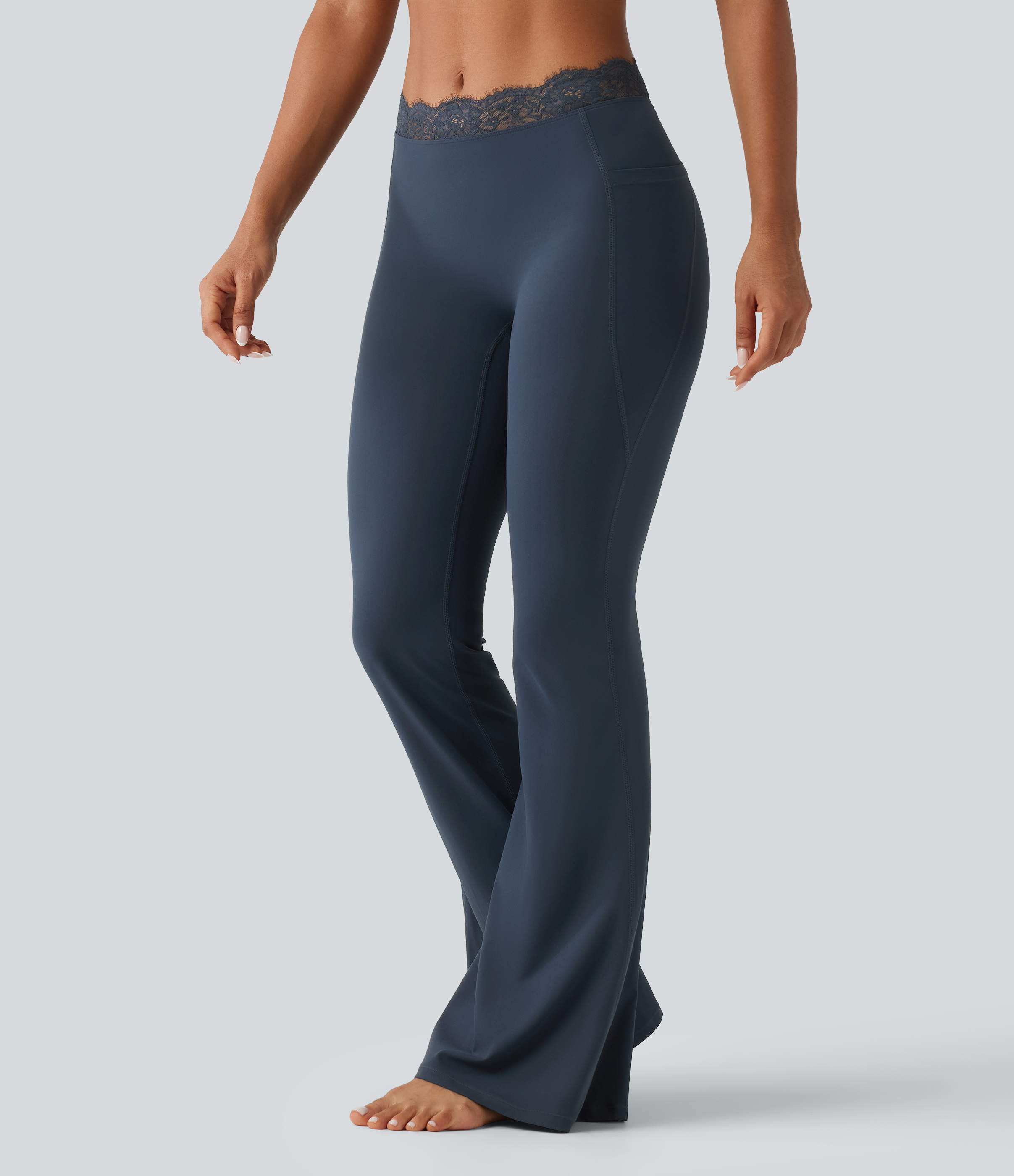 Halara UltraSculpt™ - Geraffte Flare-Yoga-Leggings mit mittelhohem Bund, Seitentaschen und Kontrastspitze