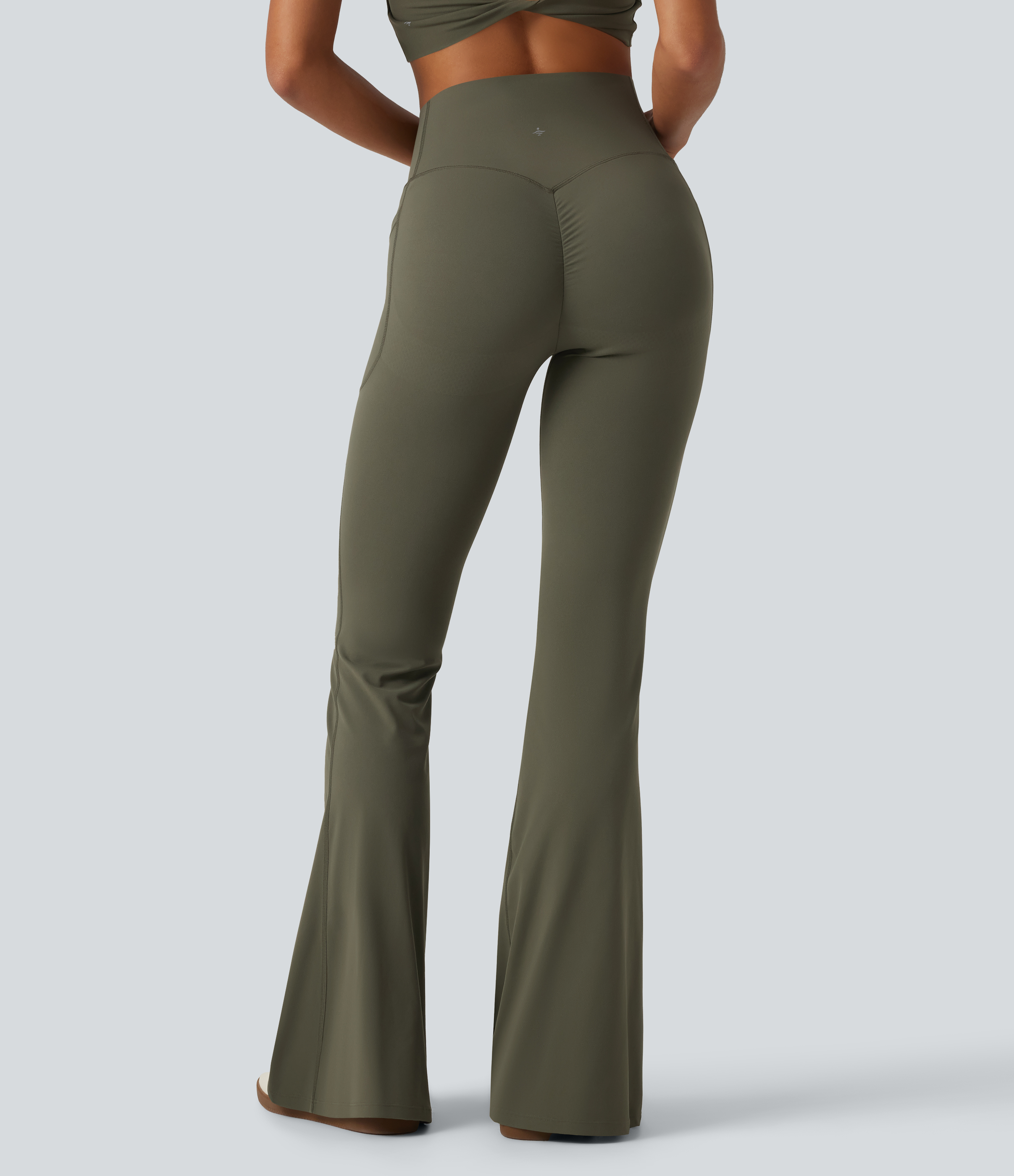 Grass Grey Green Halara UltraSculpt™ leggings taille haute à bande croisée, froncé rehaussant les fesses, gainant et sculptant le ventre, coupe flare pour le yoga, avec poches / 2