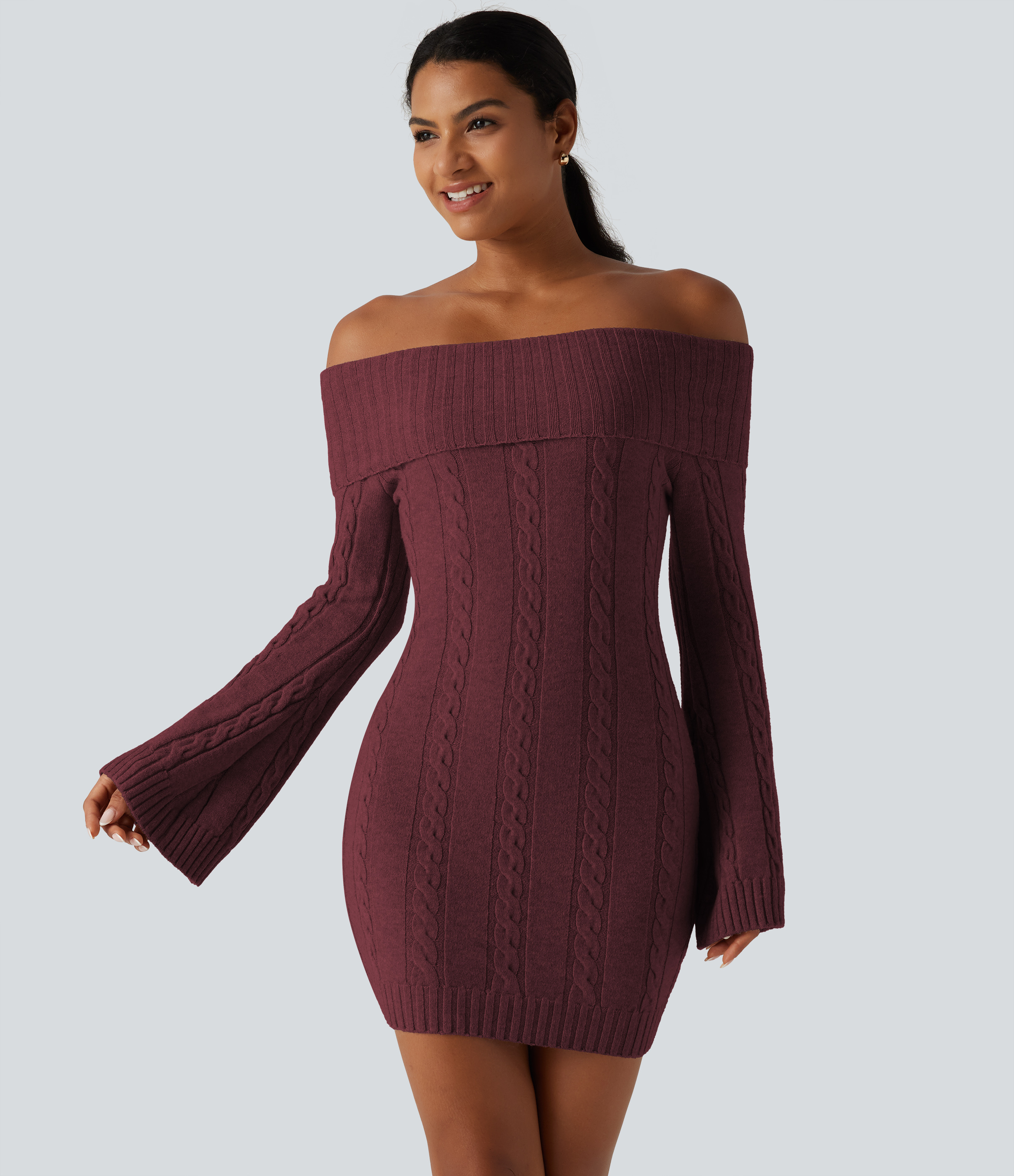 Robe pull mini moulante épaules dénudées à manches longues évasées