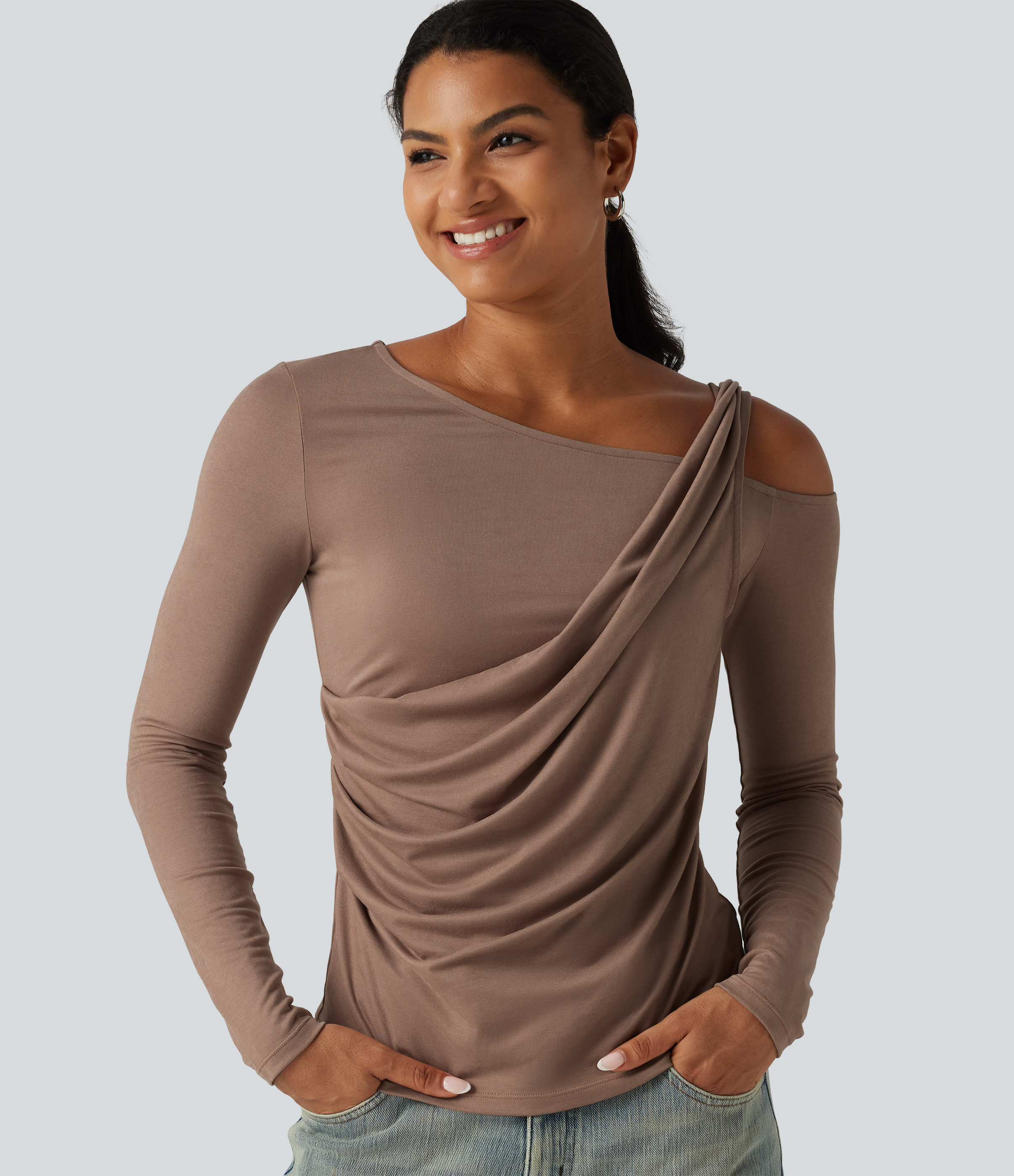 Casual T-shirt med én skulder, lange ærmer, rynket detalje og asymmetrisk ryg.