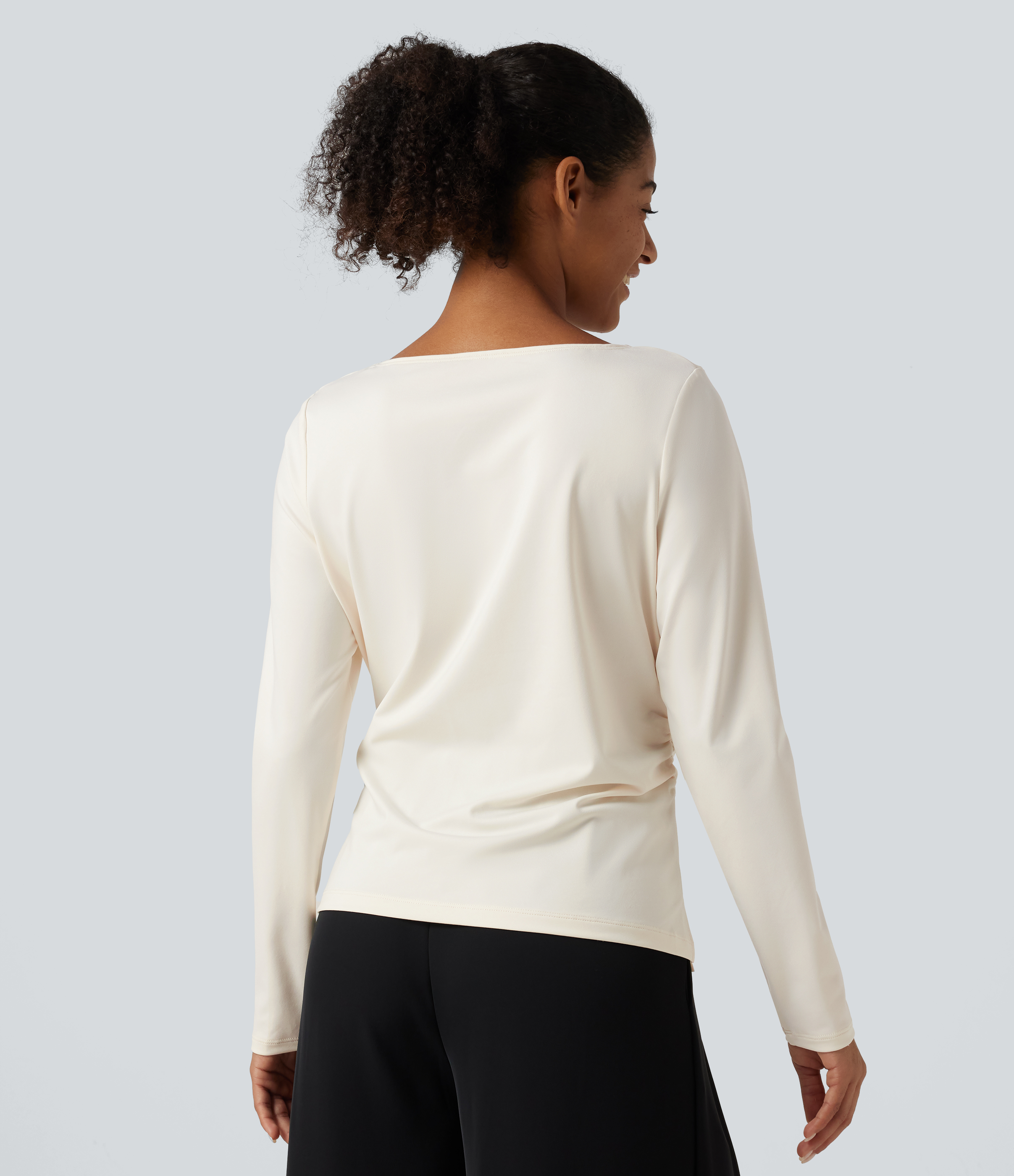 Whisper White Geraffte Büro-Bluse mit asymmetrischem Wasserfallausschnitt, langen Ärmeln und Schlitz / 2