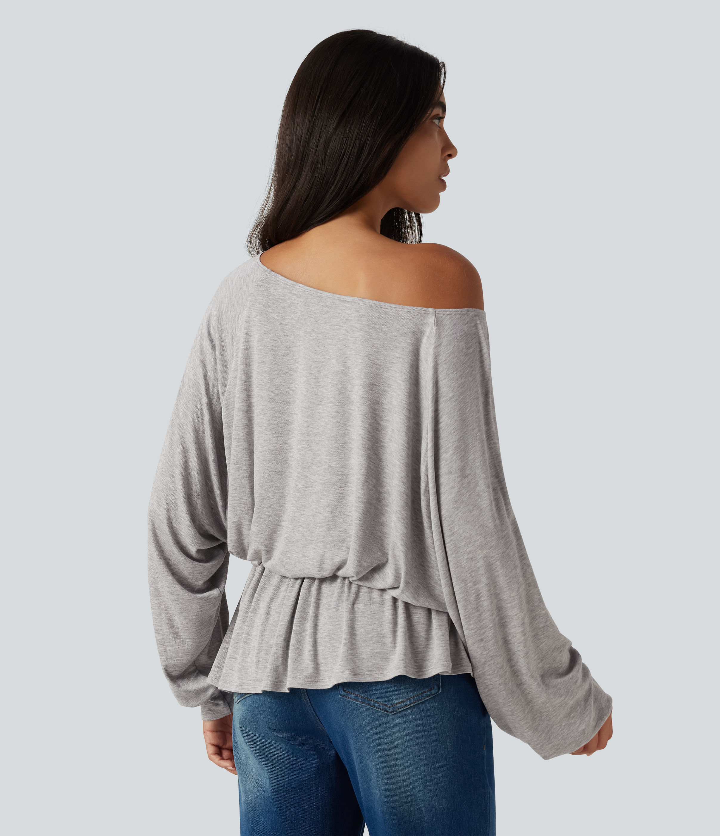 Fog Gray T-shirt décontracté côtelé à encolure bateau avec manches longues chauve‑souris froncées. / 2