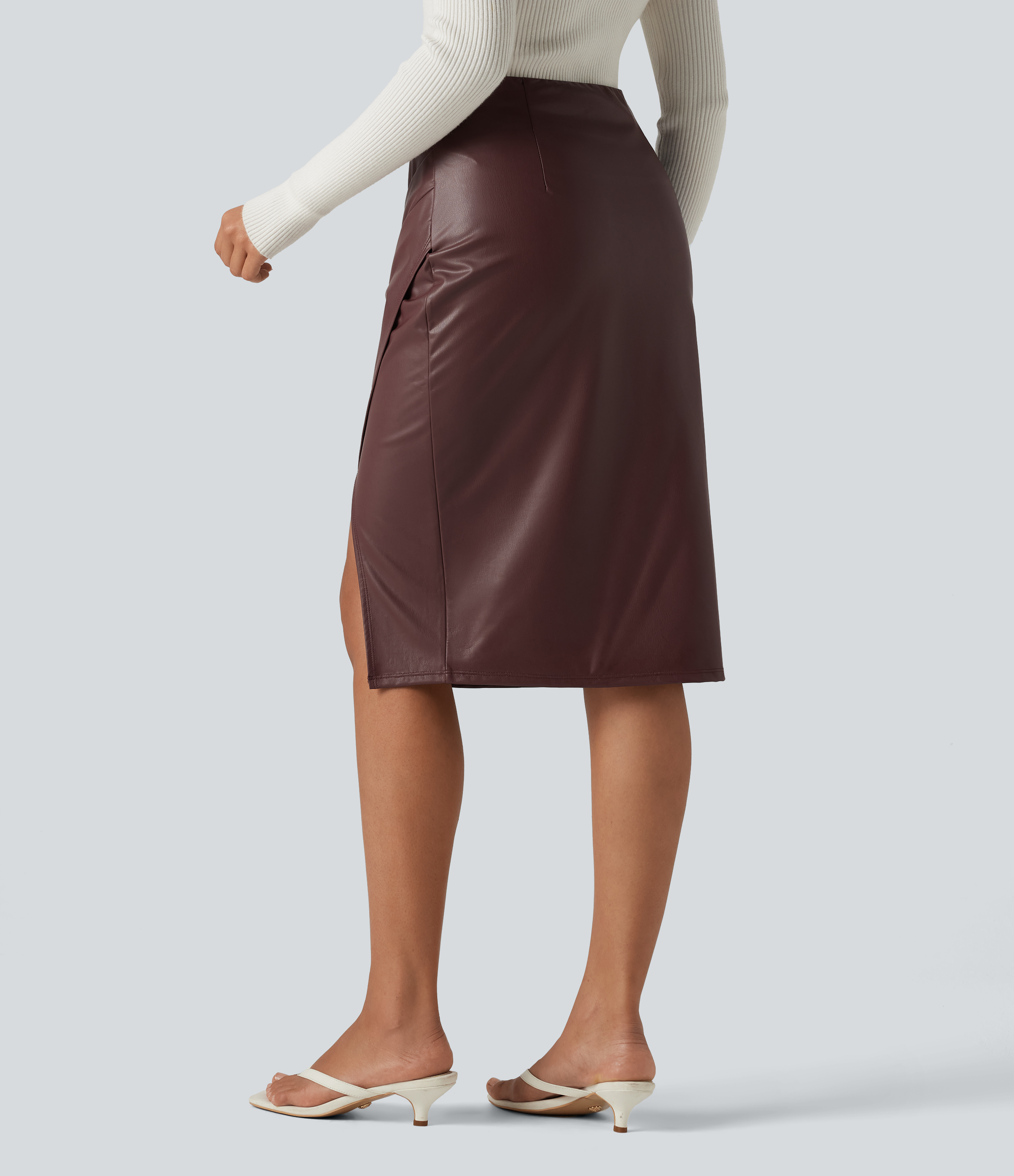 Red Mahogany Midi festnederdel i PU-læder med høj talje, asymmetrisk snit, rynkede detaljer og slids i kanten, med fleecefor. / 2