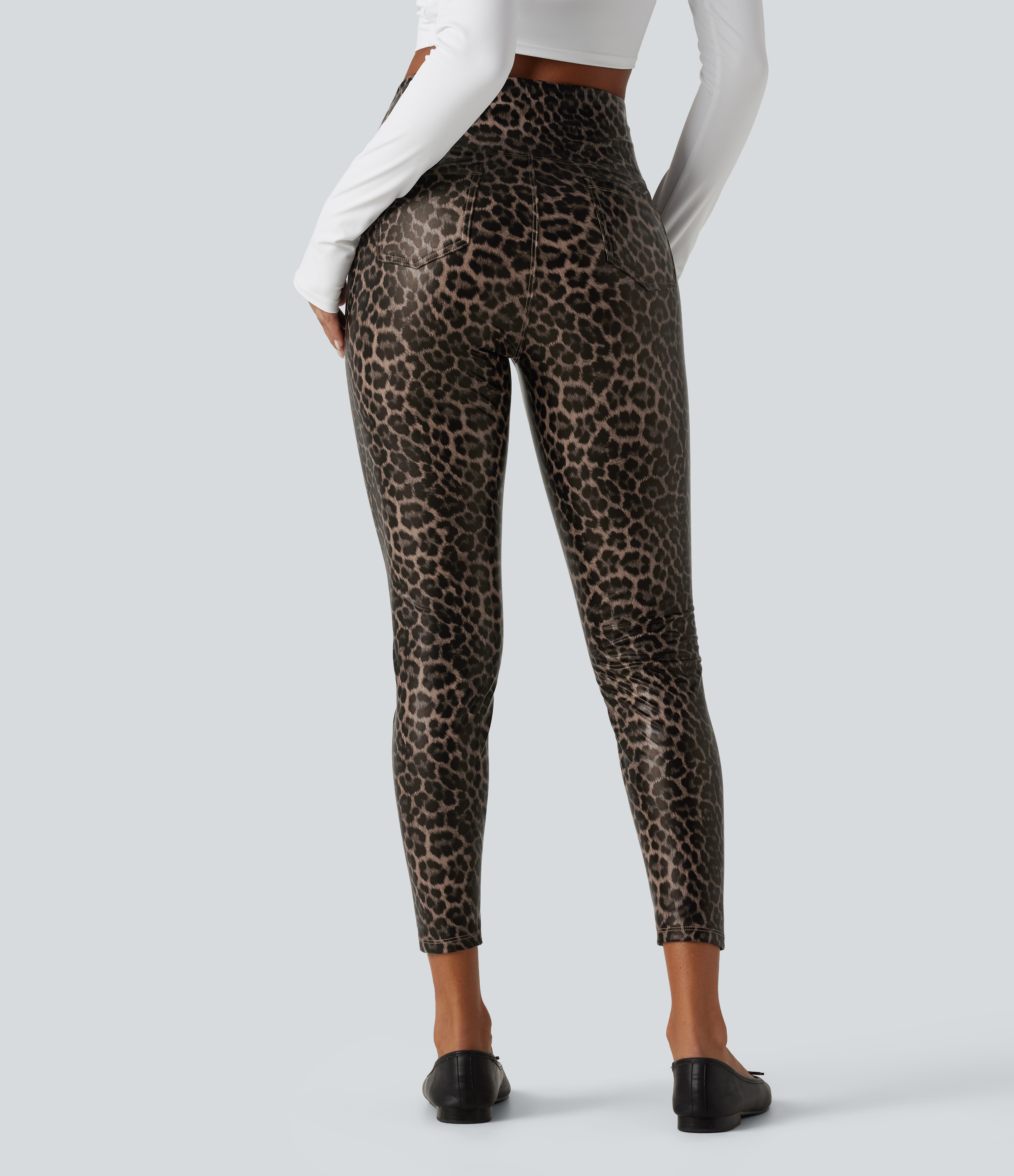 Lässige Leggings aus elastischem Kunstleder mit hohem Bund, Gesäßtaschen, Bauchkontrolle und Leopardenmuster - skinny fit