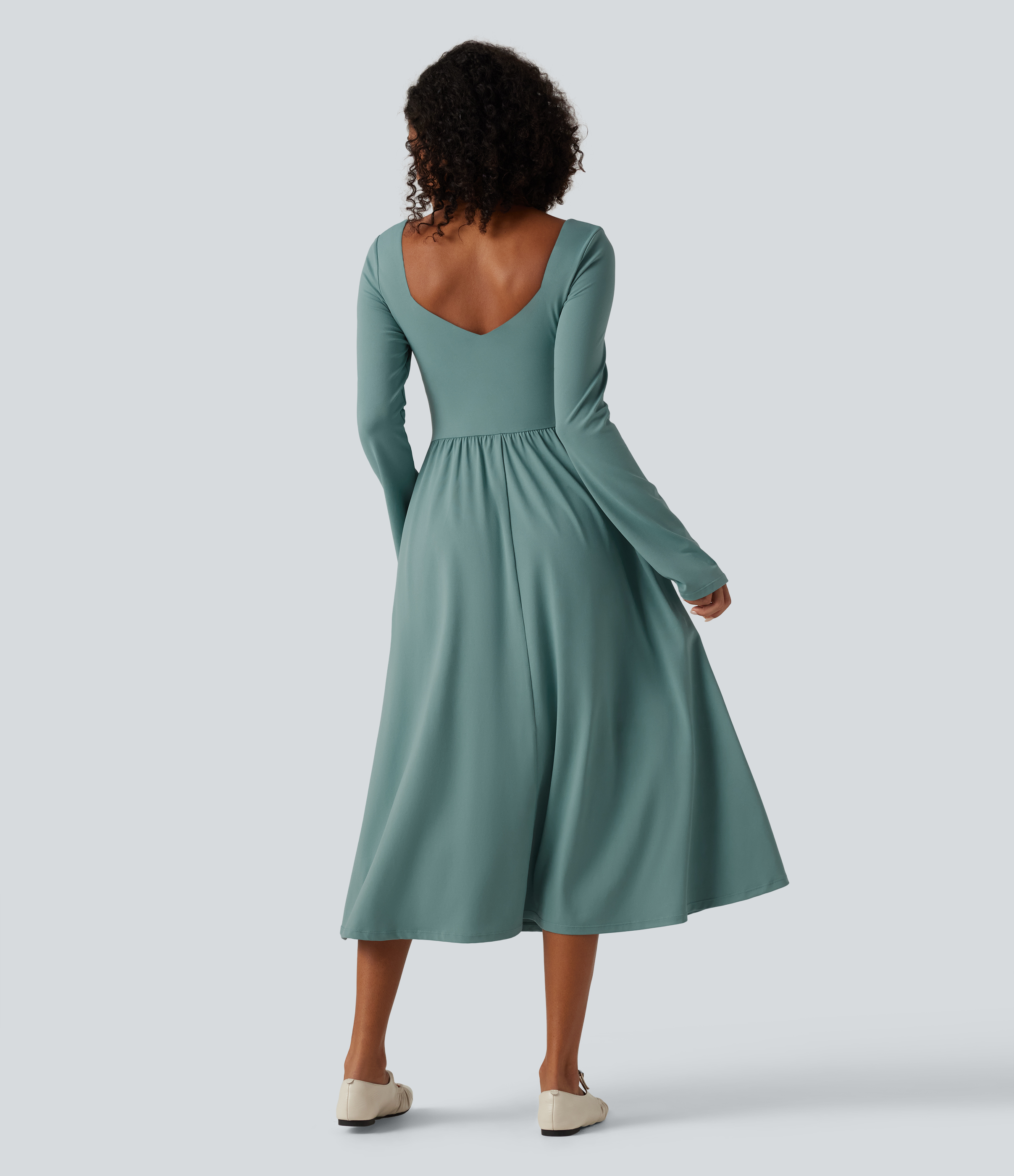 Azure Robe midi fluide croisée à manches longues avec coussinets amovibles et poches / 2