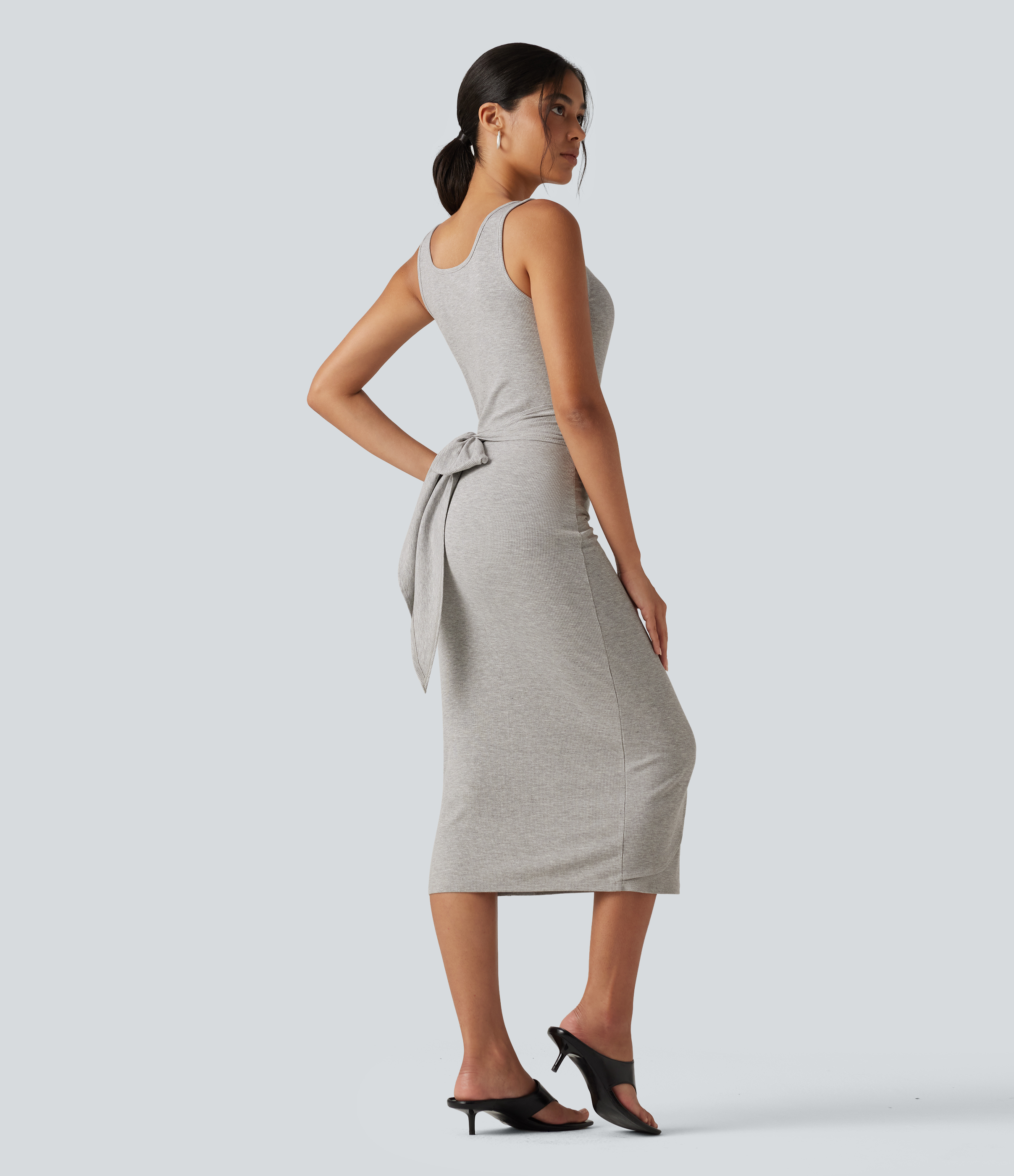 Fog Gray Ärmelloses, figurbetontes Midikleid aus geripptem Strick mit U-Ausschnitt / 2