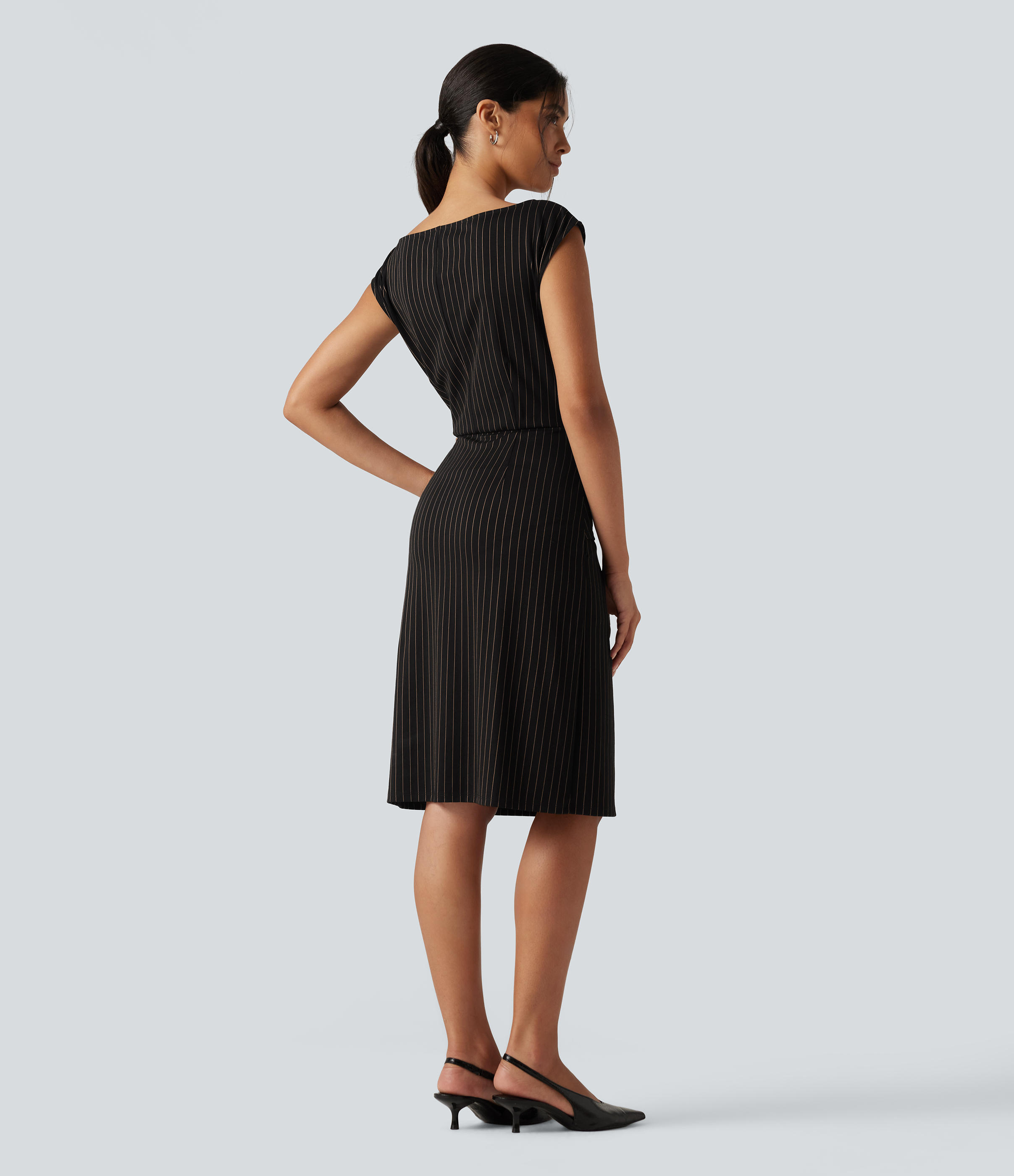 Black Brown Black Pinstripe Vestido midi de trabajo a rayas con escote barco, sin mangas, con lazada lateral y bolsillos. / 2