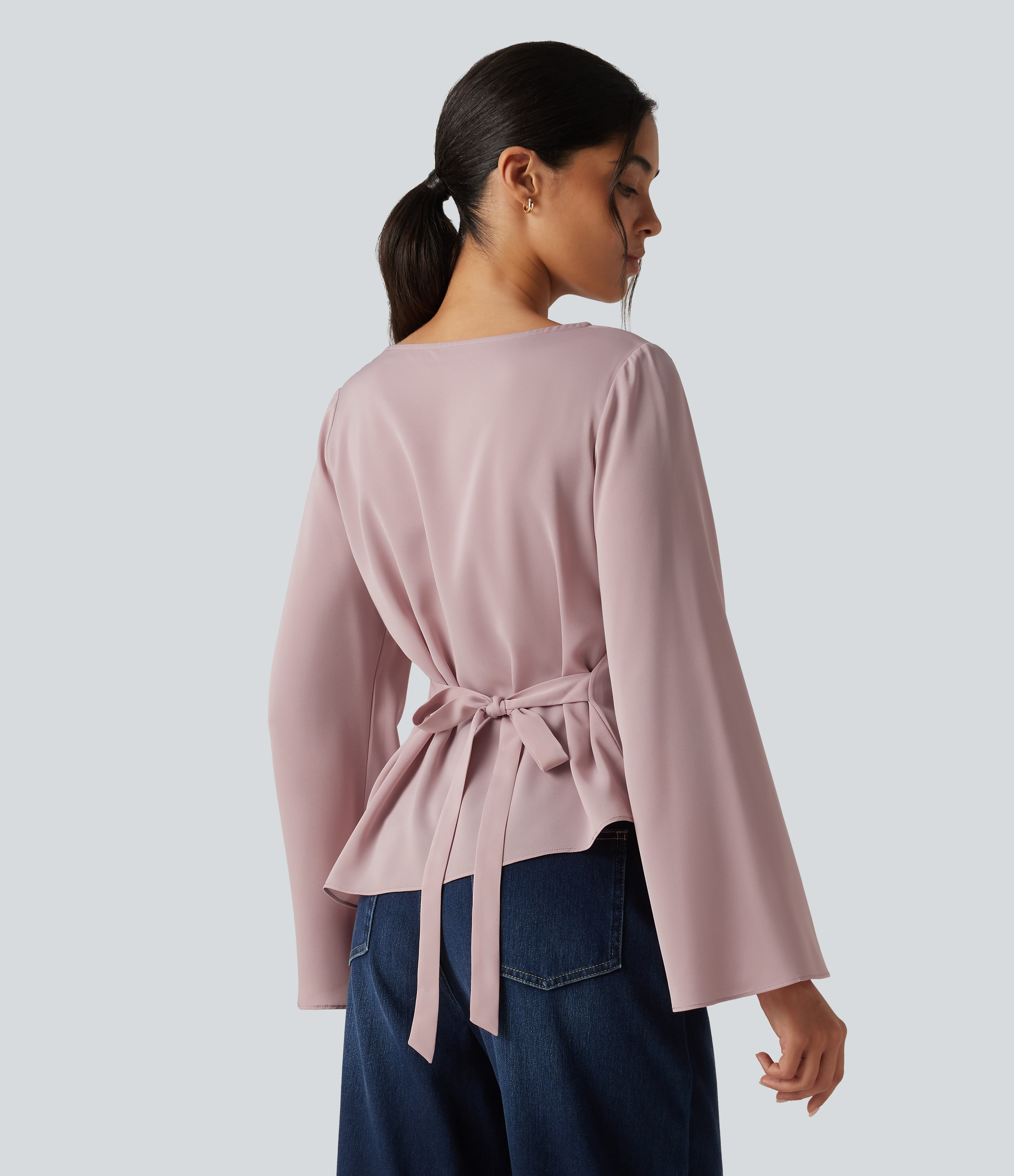 Deep Lotus Pink Casual blouse met boothals, volant, lange mouwen, strikdetail aan de achterkant en asymmetrische zoom. / 2